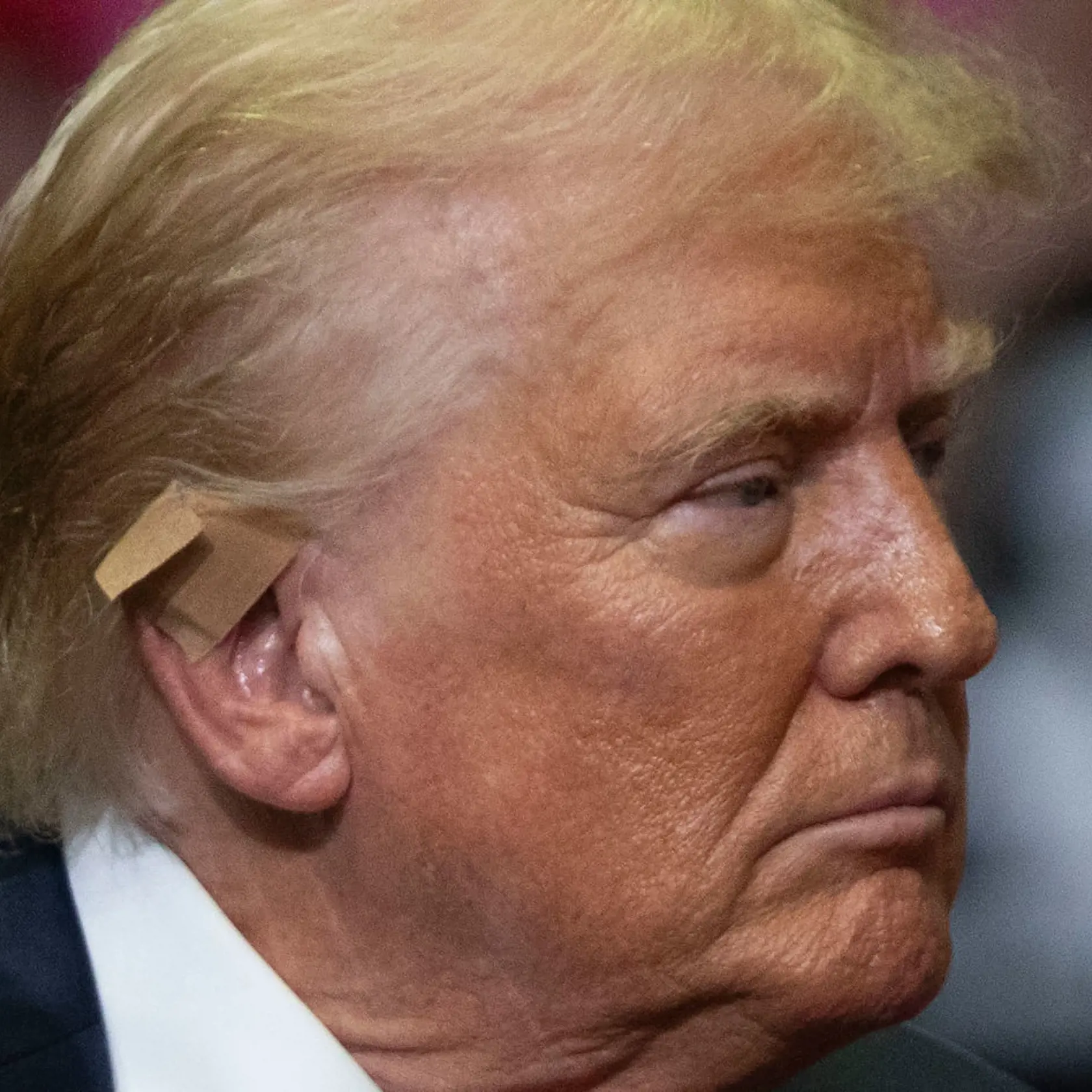 Donald Trump si už dal dole obväz z postreleného ucha. O špičku ucha prišiel, prelepil si ju leukoplastom.