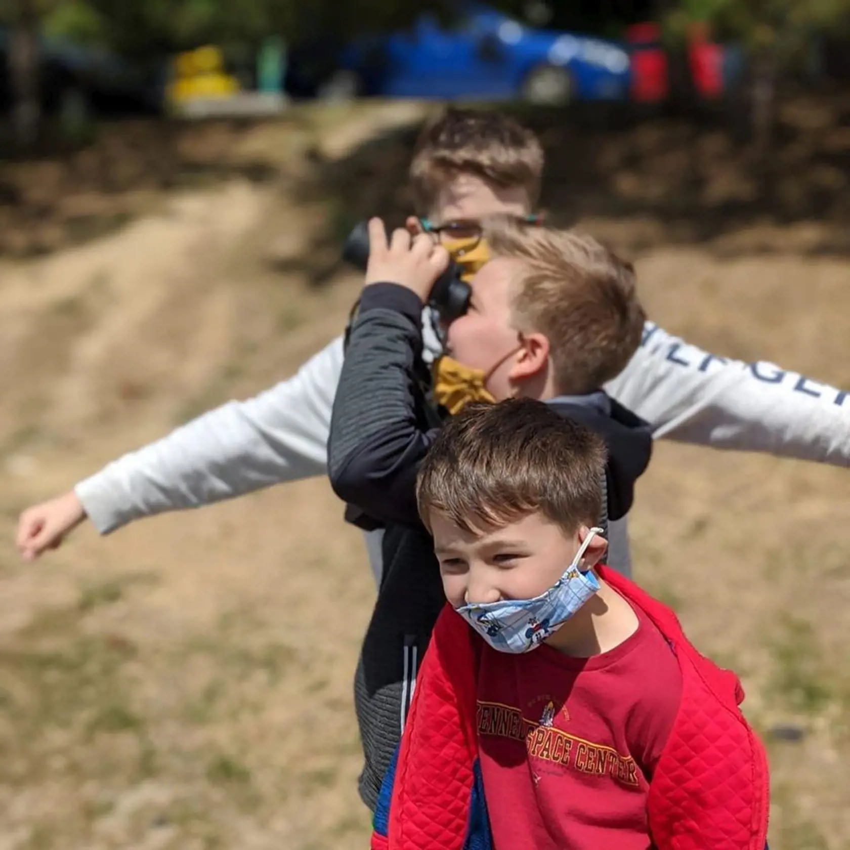 PRVÉ STRETNUTIE Návštevy v NOÚ pre koronavírus sú zakázané, tak jej prišiel muž aj s deťmi zakývať pod balkón. Deti mame nakreslili aj obrázok s vyznaniami.