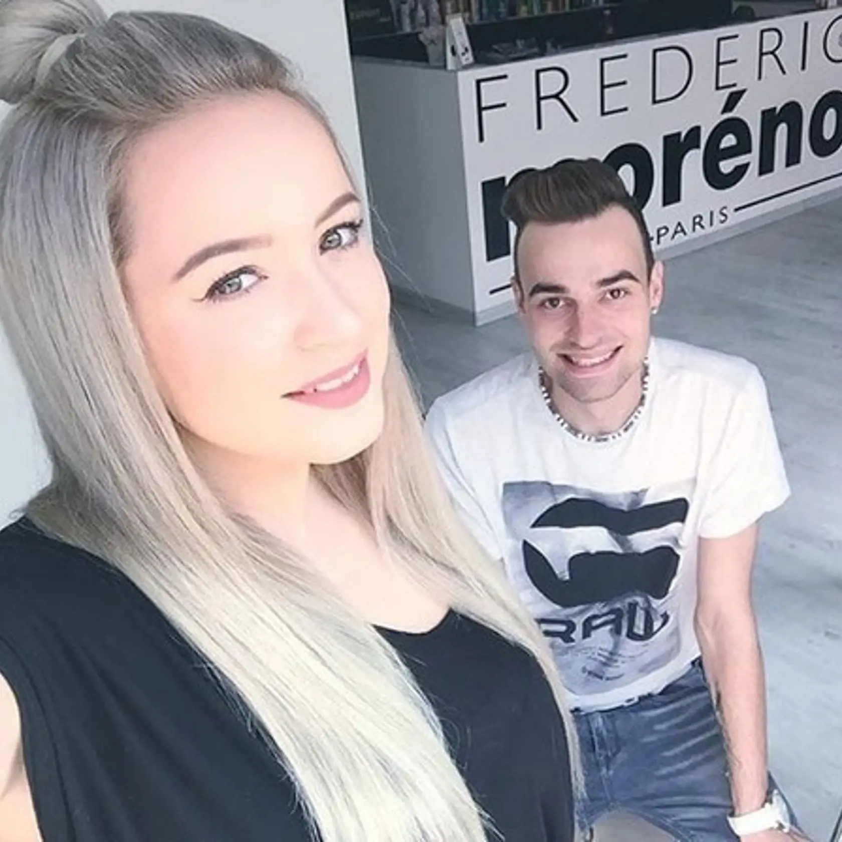 Popolavá blond s nádychom do sivej Dominike nesmierne pristane