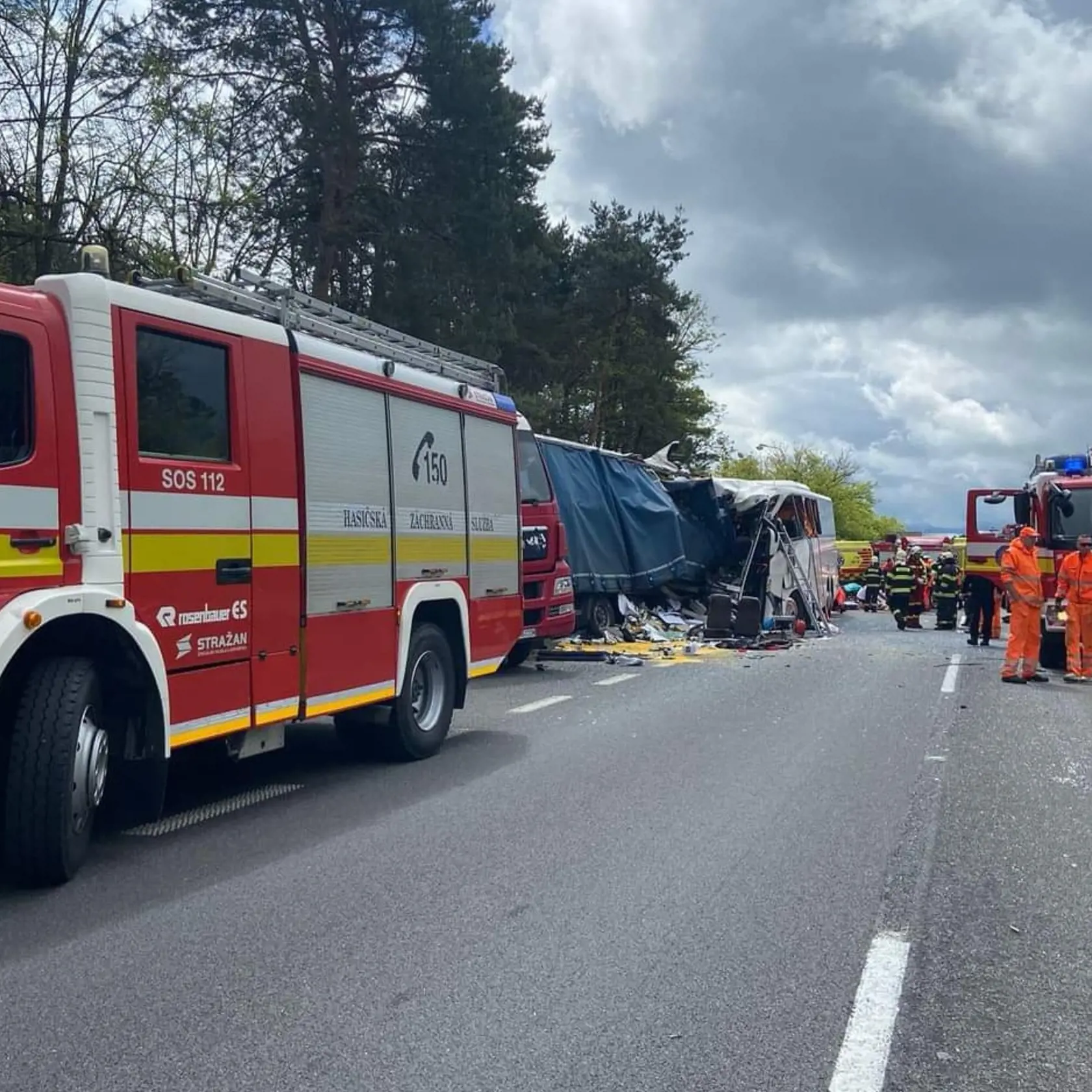 Nehoda kamióna a autobusu, ktorá sa v pondelok predpoludním stala na diaľnici D2 v smere na Kúty, si vyžiadala jednu obeť.