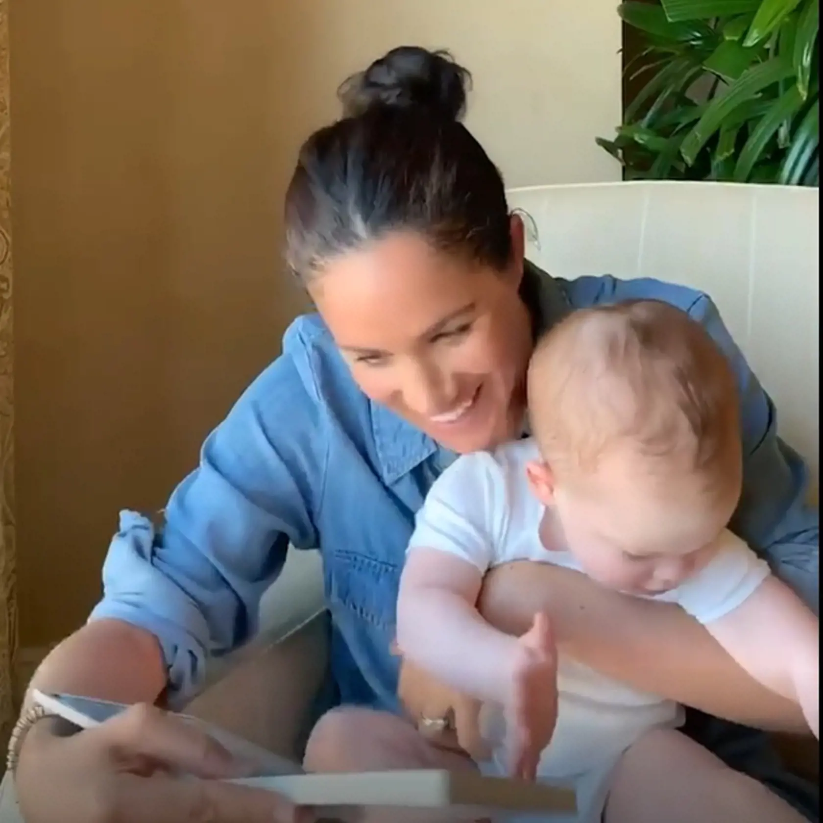 Vojvodkyňa Meghan čítala svojmu synovi Archiemu príbeh z detskej knihy. Video, ktoré zhotovil princ Harry, následne zverejnila britská charitatívna organizácia, ktorú chceli slávni manželia takýmto spôsobom podporiť.