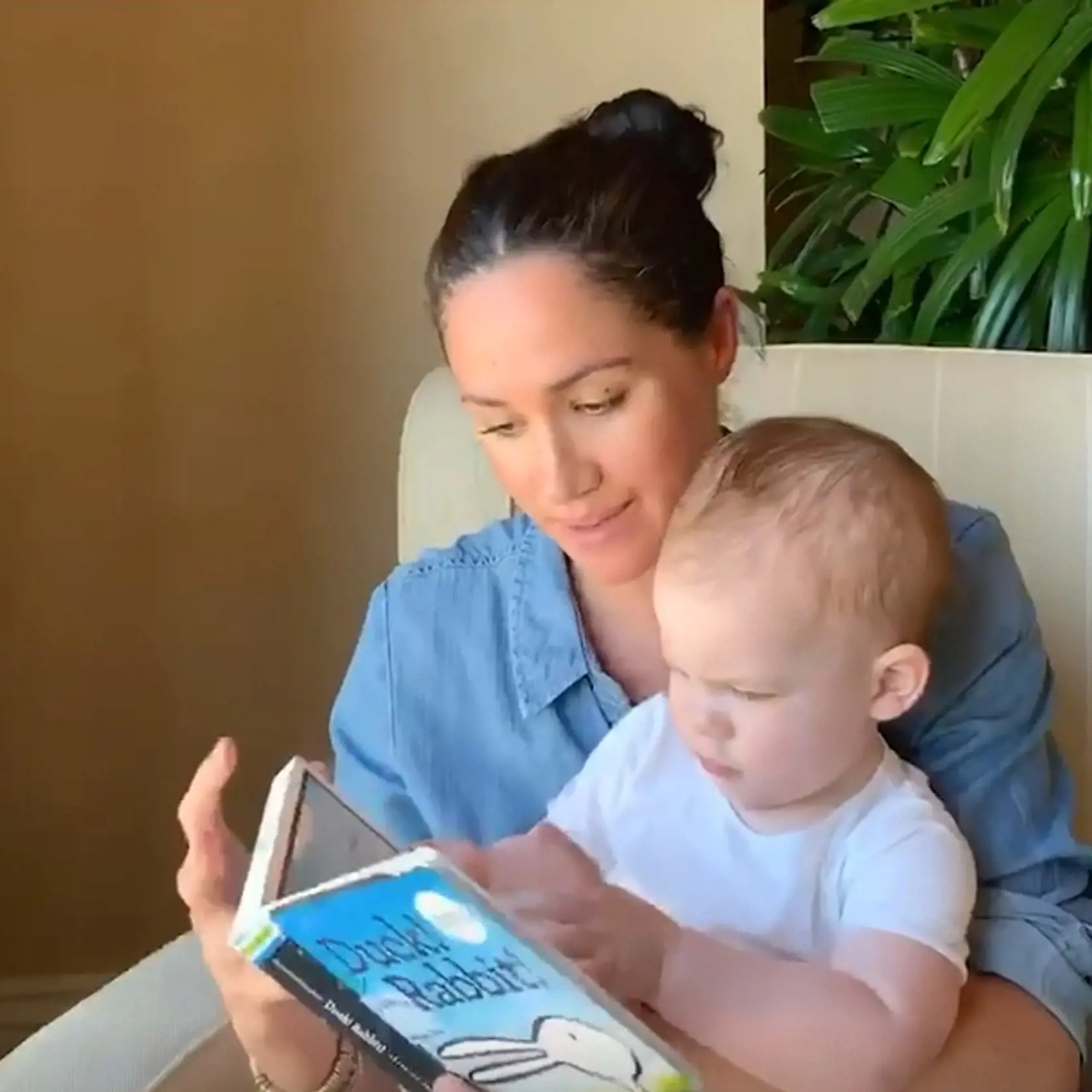 Vojvodkyňa Meghan čítala svojmu synovi Archiemu príbeh z detskej knihy. Video, ktoré zhotovil princ Harry, následne zverejnila britská charitatívna organizácia, ktorú chceli slávni manželia takýmto spôsobom podporiť.