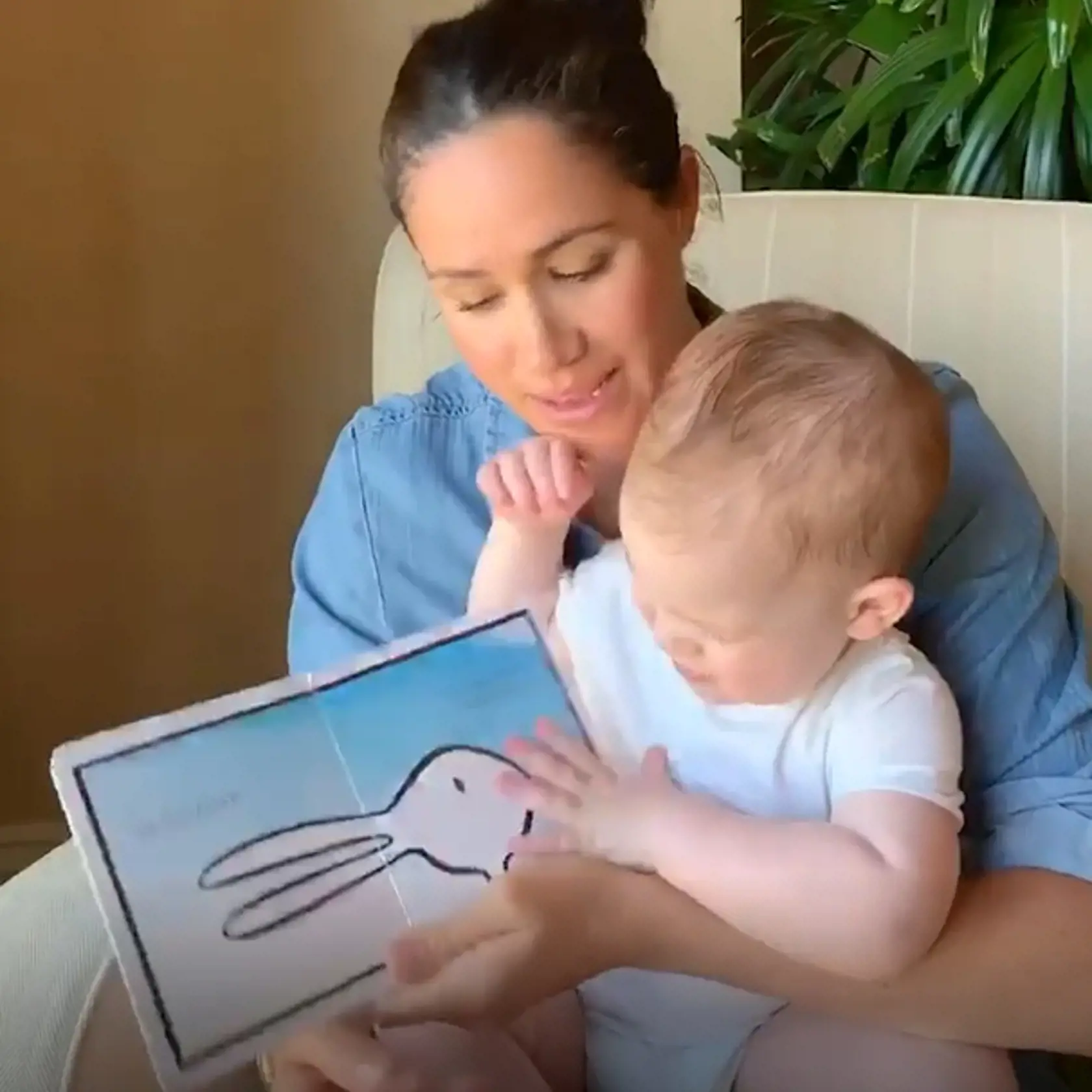 Vojvodkyňa Meghan čítala svojmu synovi Archiemu príbeh z detskej knihy. Video, ktoré zhotovil princ Harry, následne zverejnila britská charitatívna organizácia, ktorú chceli slávni manželia takýmto spôsobom podporiť.