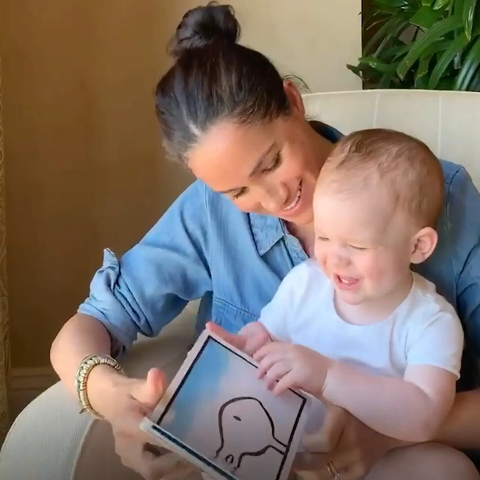 Vojvodkyňa Meghan čítala svojmu synovi Archiemu príbeh z detskej knihy. Video, ktoré zhotovil princ Harry, následne zverejnila britská charitatívna organizácia, ktorú chceli slávni manželia takýmto spôsobom podporiť.