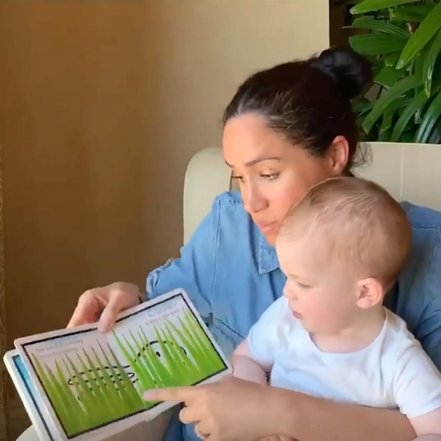 Vojvodkyňa Meghan čítala svojmu synovi Archiemu príbeh z detskej knihy. Video, ktoré zhotovil princ Harry, následne zverejnila britská charitatívna organizácia, ktorú chceli slávni manželia takýmto spôsobom podporiť.