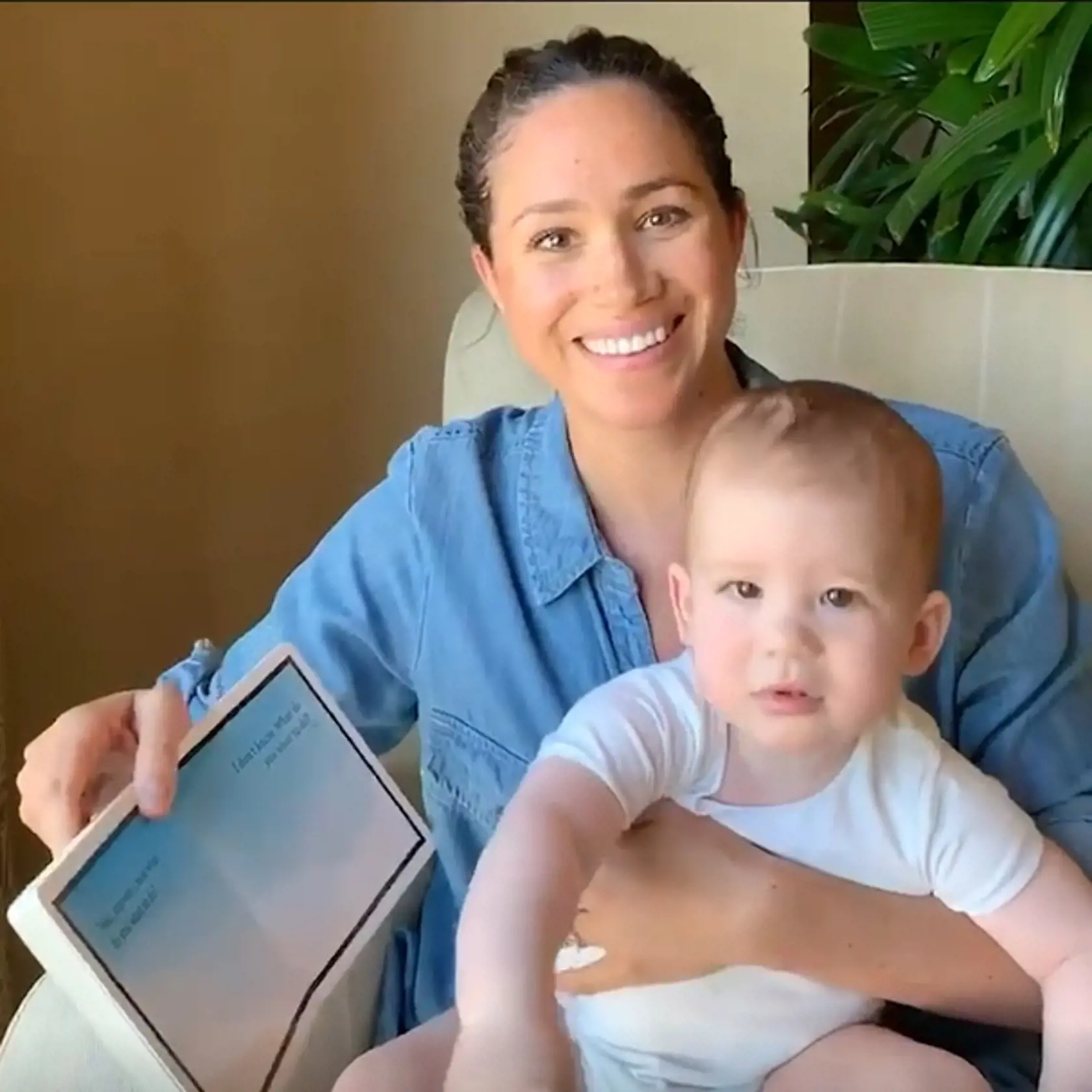 Vojvodkyňa Meghan čítala svojmu synovi Archiemu príbeh z detskej knihy. Video, ktoré zhotovil princ Harry, následne zverejnila britská charitatívna organizácia, ktorú chceli slávni manželia takýmto spôsobom podporiť.