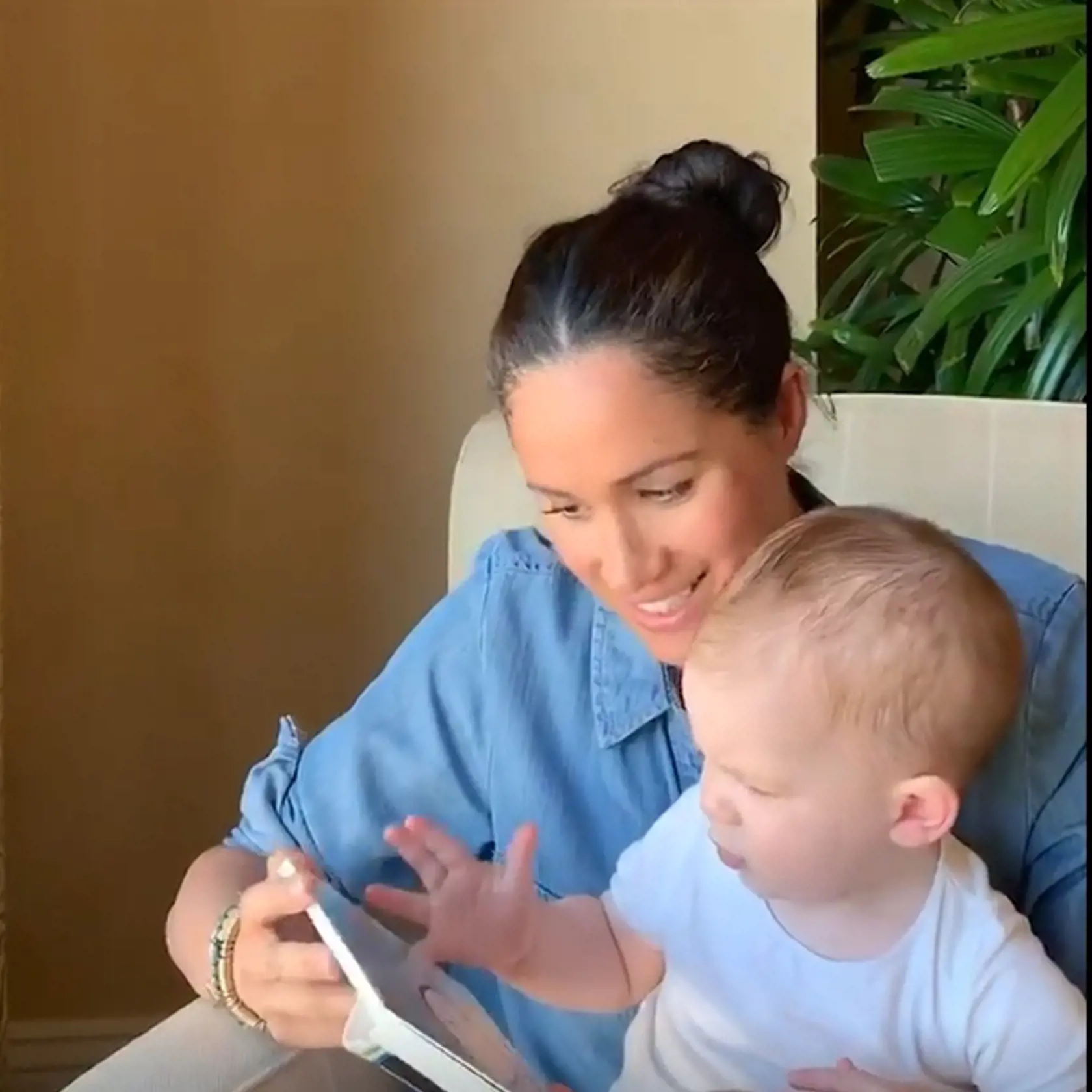 Vojvodkyňa Meghan čítala svojmu synovi Archiemu príbeh z detskej knihy. Video, ktoré zhotovil princ Harry, následne zverejnila britská charitatívna organizácia, ktorú chceli slávni manželia takýmto spôsobom podporiť.