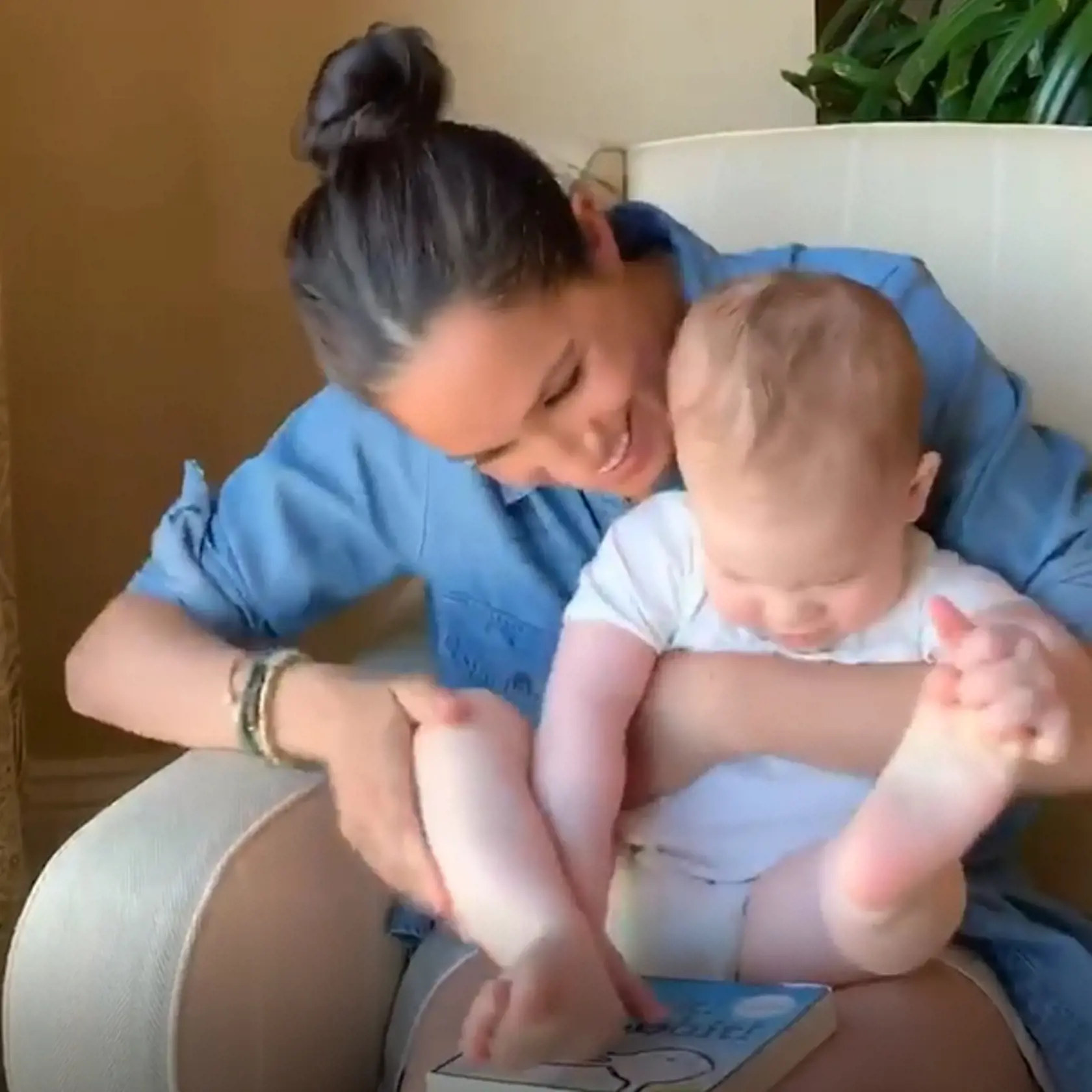 Vojvodkyňa Meghan čítala svojmu synovi Archiemu príbeh z detskej knihy. Video, ktoré zhotovil princ Harry, následne zverejnila britská charitatívna organizácia, ktorú chceli slávni manželia takýmto spôsobom podporiť.