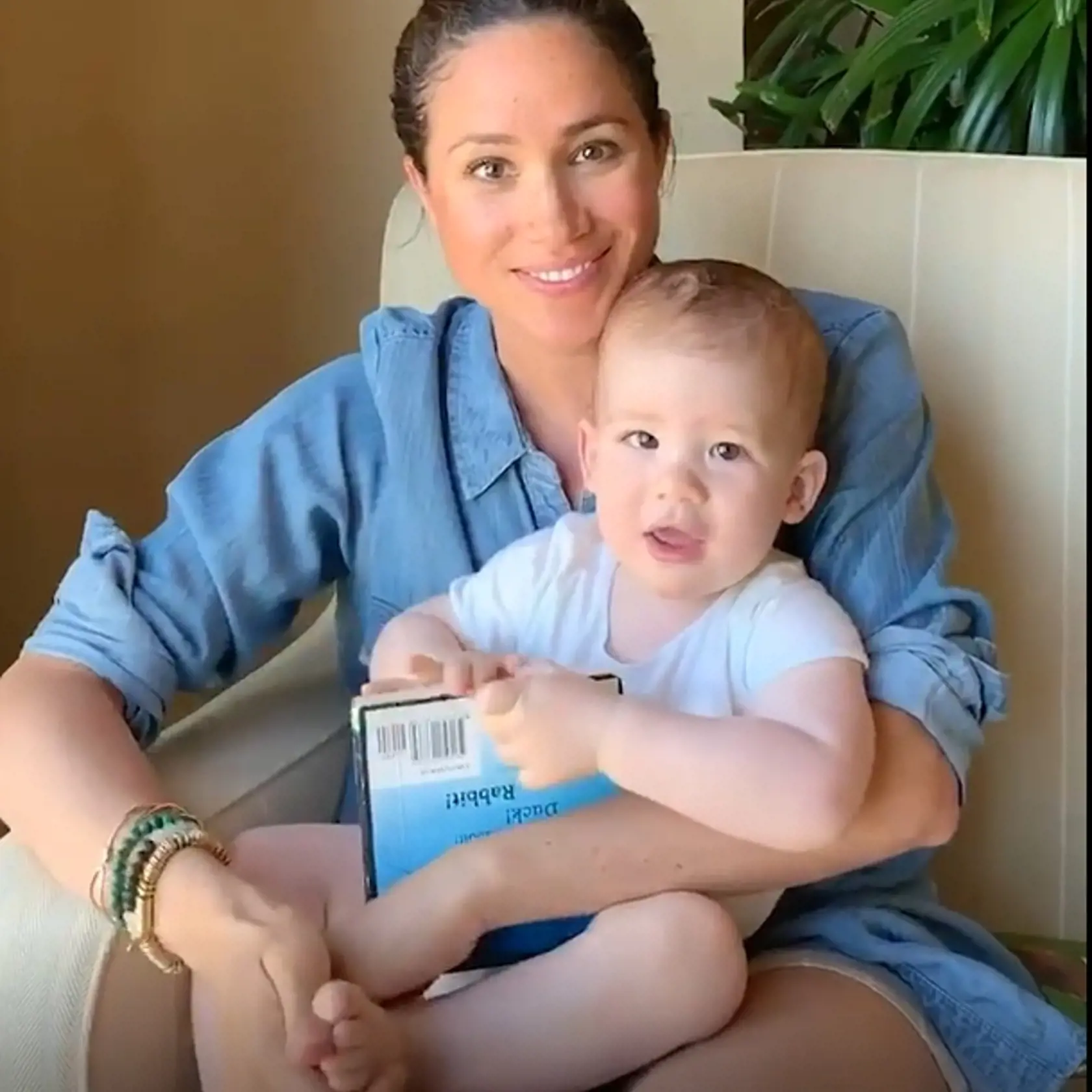 Vojvodkyňa Meghan čítala svojmu synovi Archiemu príbeh z detskej knihy. Video, ktoré zhotovil princ Harry, následne zverejnila britská charitatívna organizácia, ktorú chceli slávni manželia takýmto spôsobom podporiť.