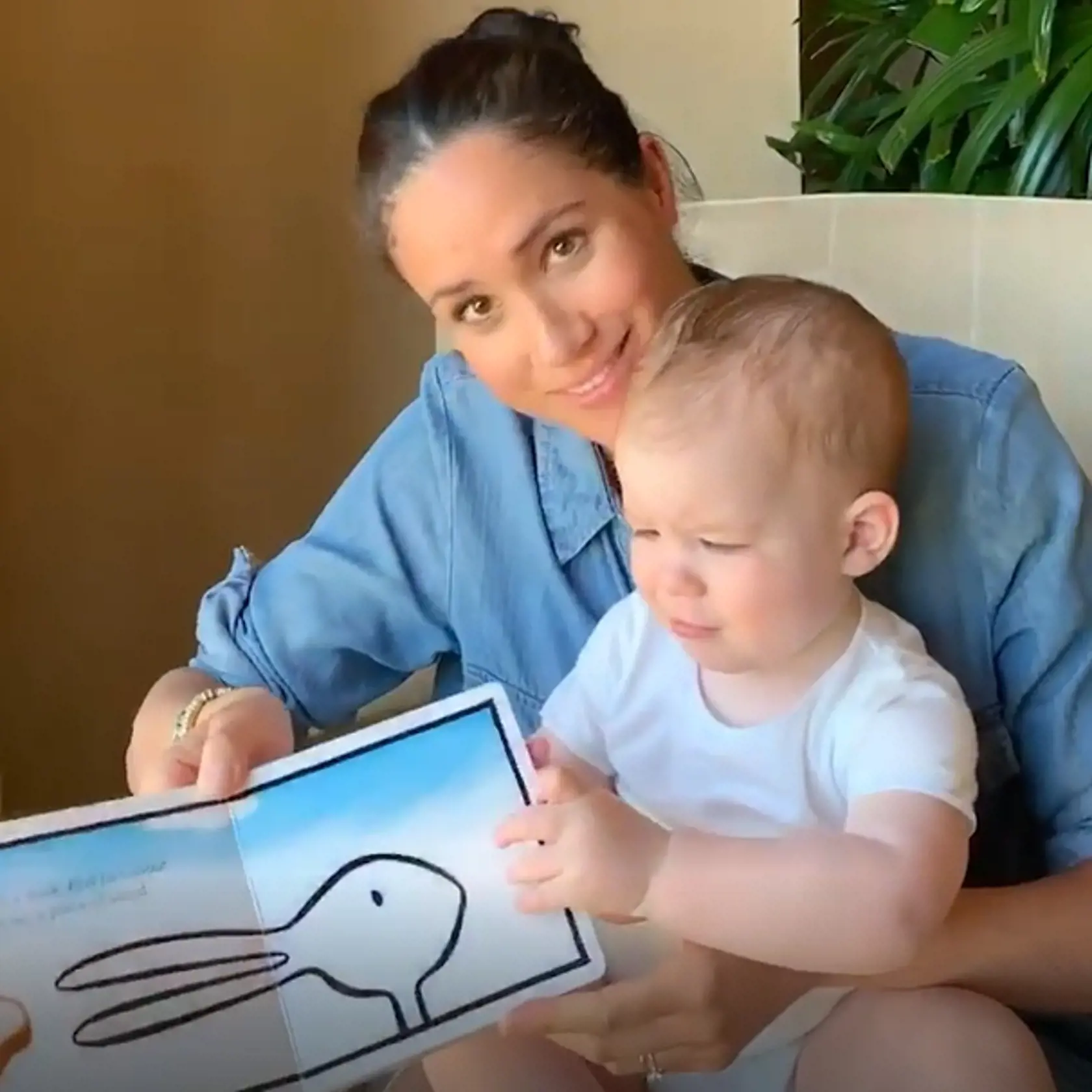 Vojvodkyňa Meghan čítala svojmu synovi Archiemu príbeh z detskej knihy. Video, ktoré zhotovil princ Harry, následne zverejnila britská charitatívna organizácia, ktorú chceli slávni manželia takýmto spôsobom podporiť.