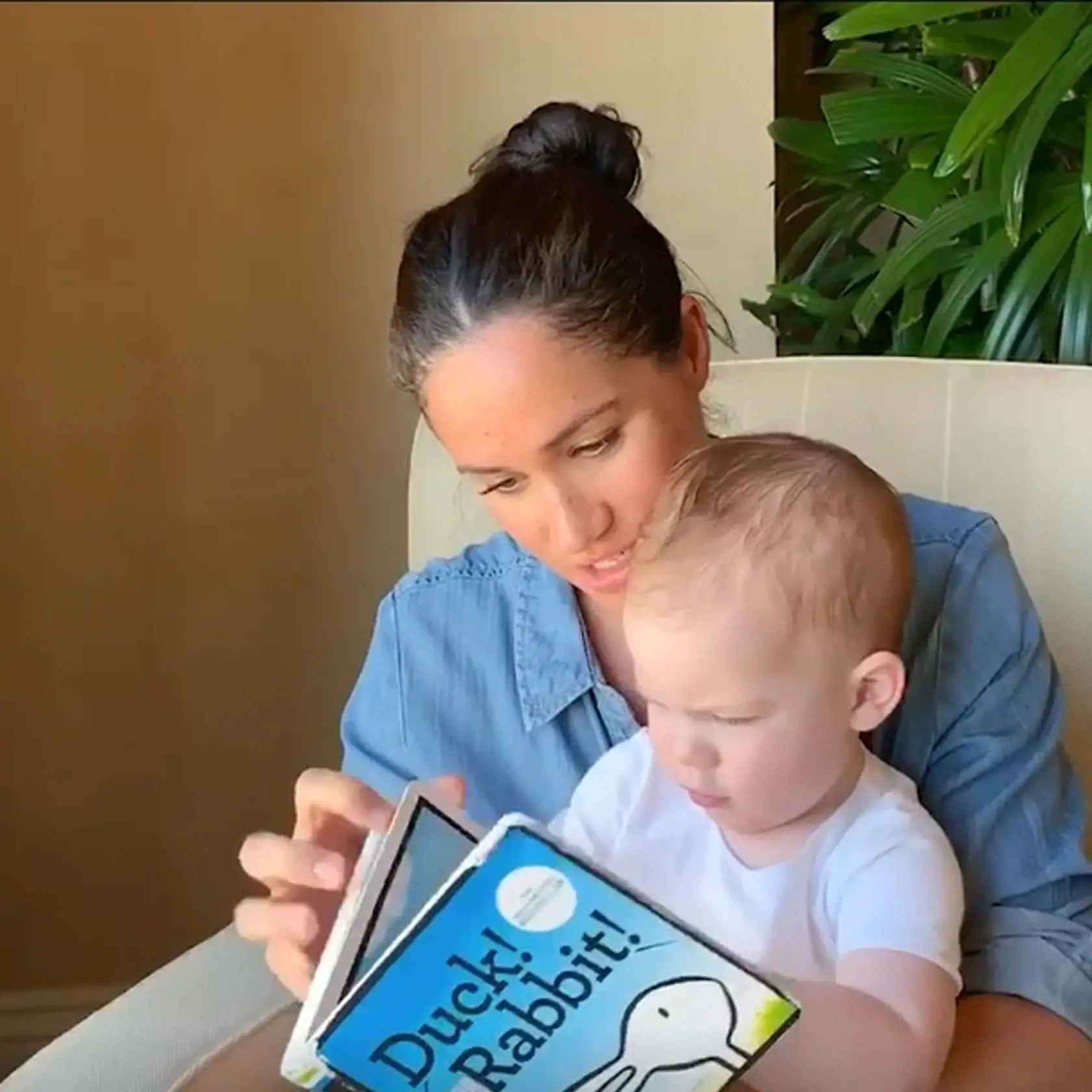 Vojvodkyňa Meghan čítala svojmu synovi Archiemu príbeh z detskej knihy. Video, ktoré zhotovil princ Harry, následne zverejnila britská charitatívna organizácia, ktorú chceli slávni manželia takýmto spôsobom podporiť.