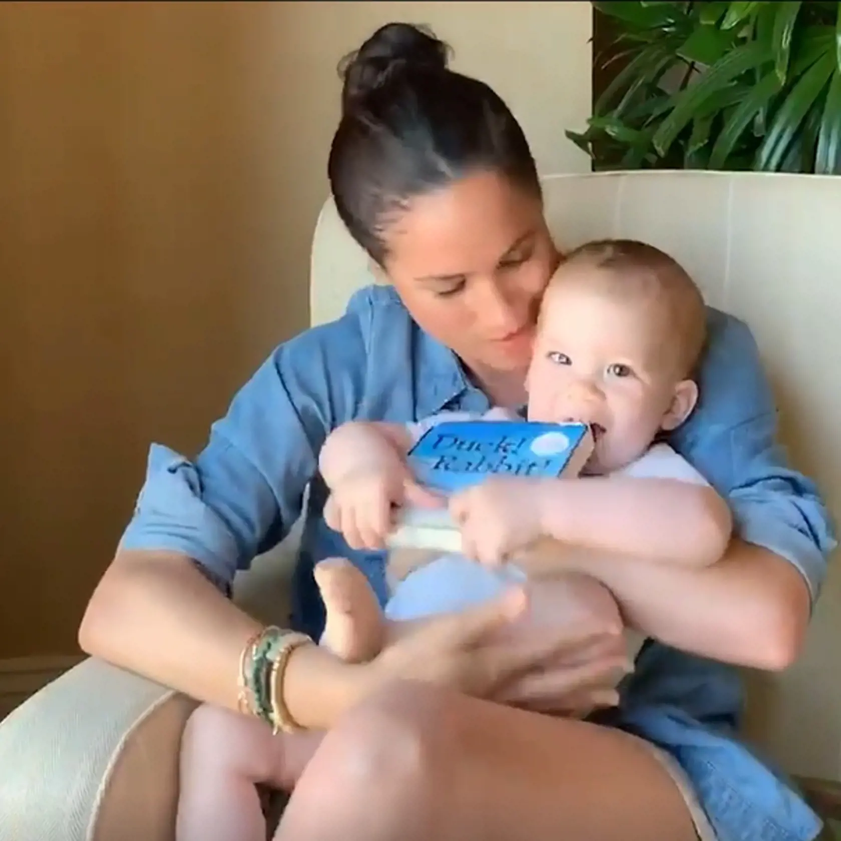 Vojvodkyňa Meghan čítala svojmu synovi Archiemu príbeh z detskej knihy. Video, ktoré zhotovil princ Harry, následne zverejnila britská charitatívna organizácia, ktorú chceli slávni manželia takýmto spôsobom podporiť.
