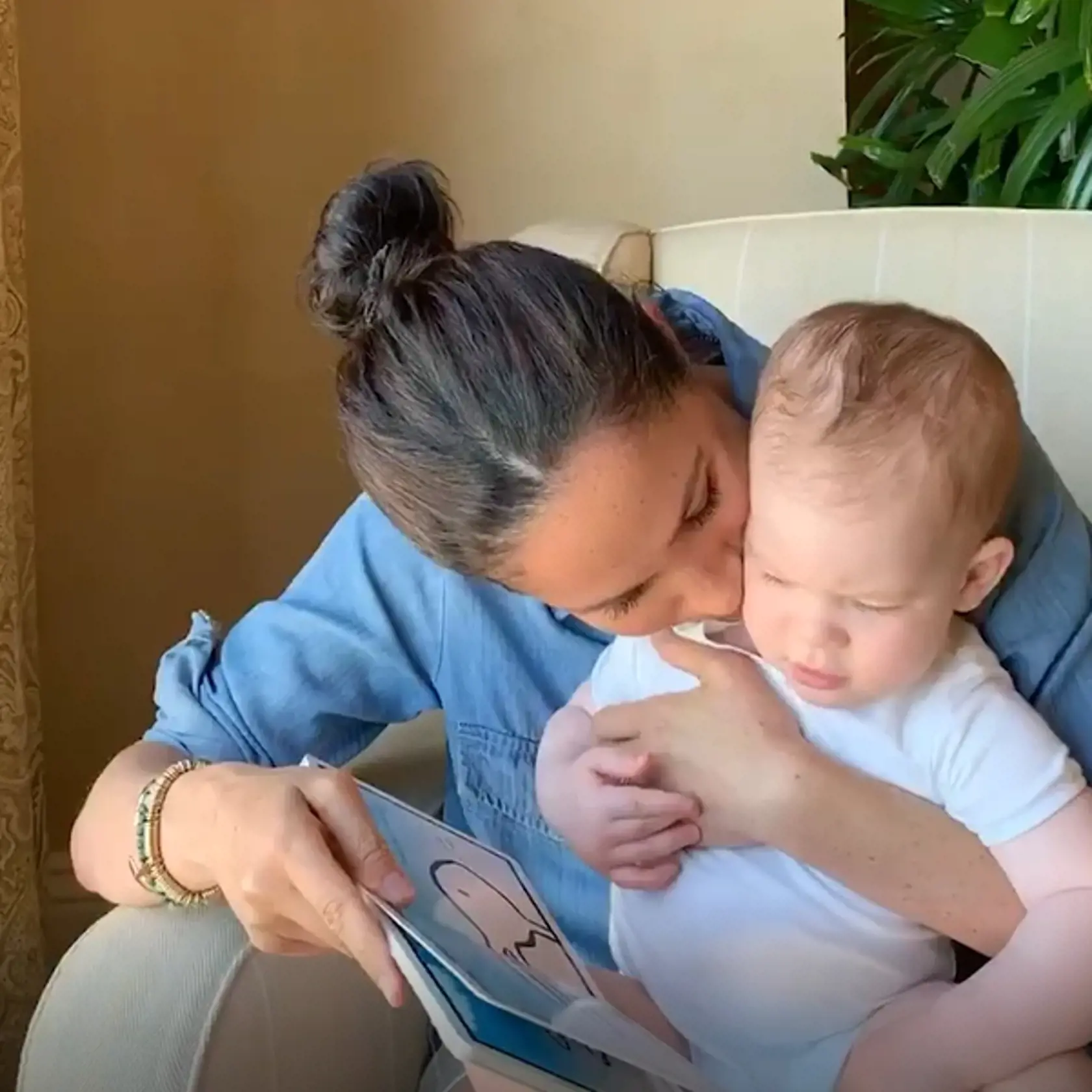 Vojvodkyňa Meghan čítala svojmu synovi Archiemu príbeh z detskej knihy. Video, ktoré zhotovil princ Harry, následne zverejnila britská charitatívna organizácia, ktorú chceli slávni manželia takýmto spôsobom podporiť.