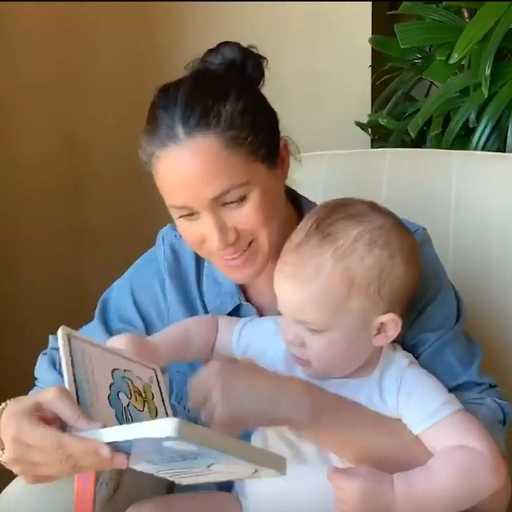 Vojvodkyňa Meghan čítala svojmu synovi Archiemu príbeh z detskej knihy. Video, ktoré zhotovil princ Harry, následne zverejnila britská charitatívna organizácia, ktorú chceli slávni manželia takýmto spôsobom podporiť.