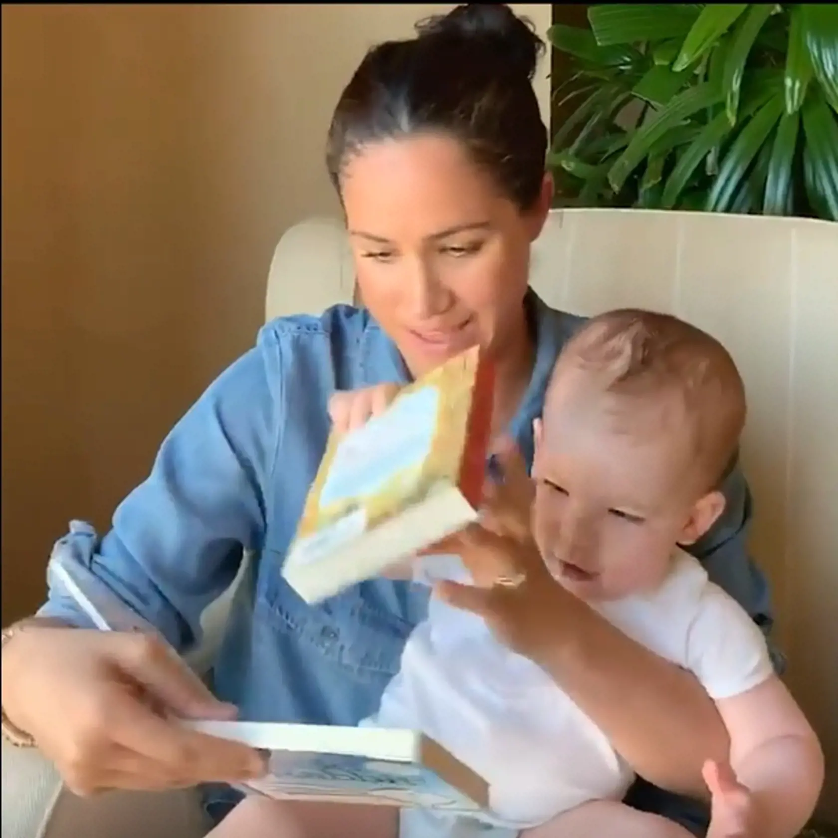 Vojvodkyňa Meghan čítala svojmu synovi Archiemu príbeh z detskej knihy. Video, ktoré zhotovil princ Harry, následne zverejnila britská charitatívna organizácia, ktorú chceli slávni manželia takýmto spôsobom podporiť.