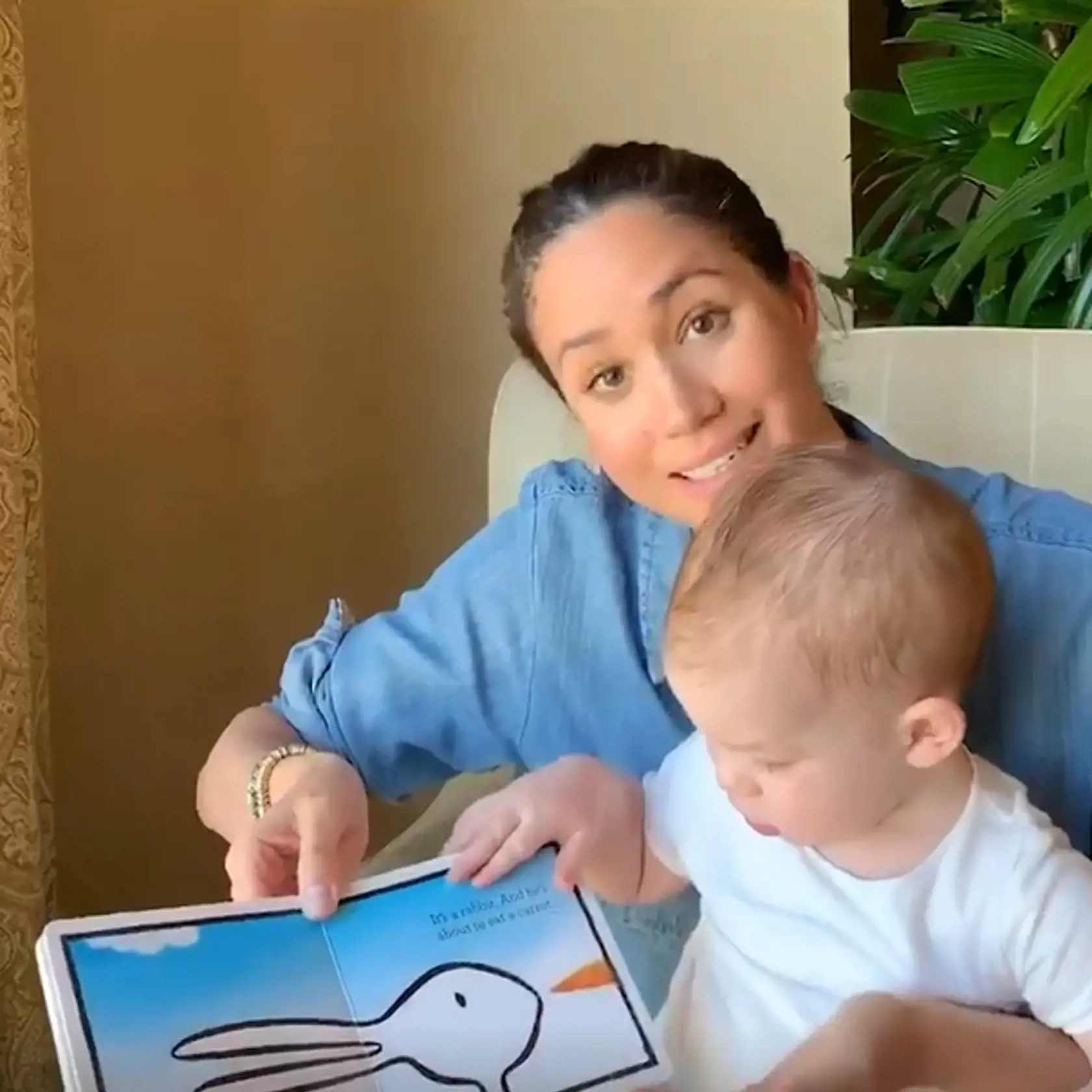 Vojvodkyňa Meghan čítala svojmu synovi Archiemu príbeh z detskej knihy. Video, ktoré zhotovil princ Harry, následne zverejnila britská charitatívna organizácia, ktorú chceli slávni manželia takýmto spôsobom podporiť.