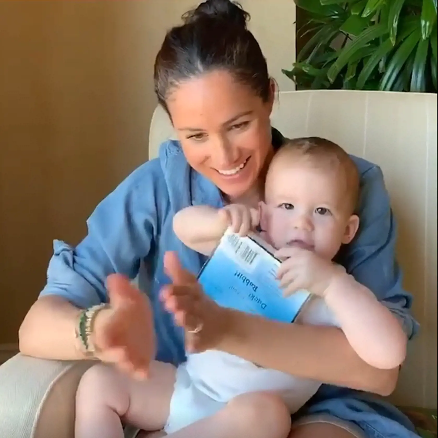 Vojvodkyňa Meghan čítala svojmu synovi Archiemu príbeh z detskej knihy. Video, ktoré zhotovil princ Harry, následne zverejnila britská charitatívna organizácia, ktorú chceli slávni manželia takýmto spôsobom podporiť.