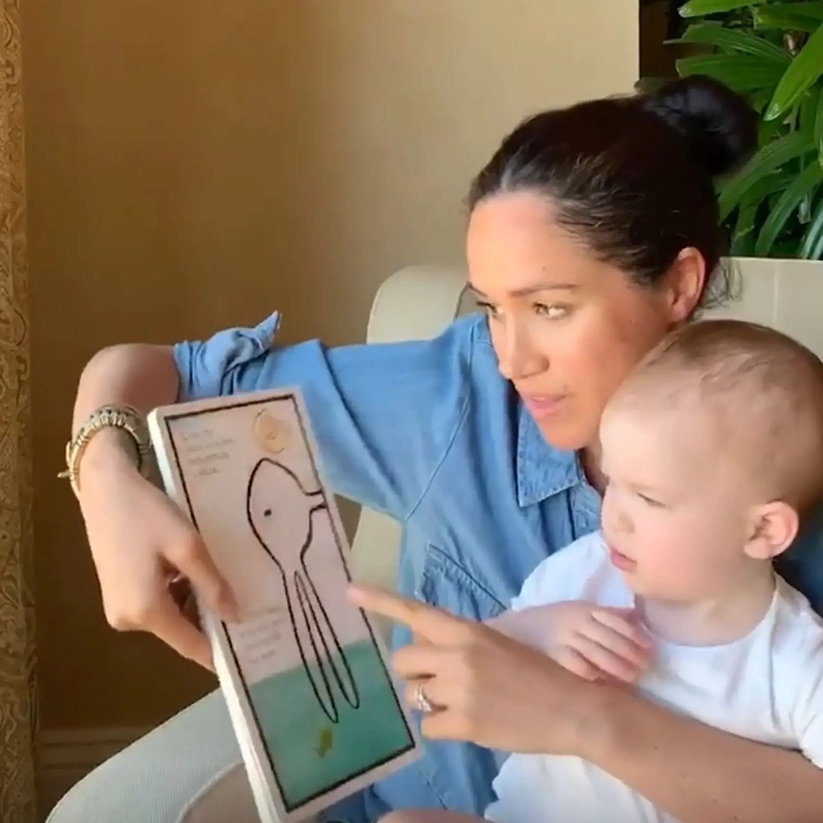 Vojvodkyňa Meghan čítala svojmu synovi Archiemu príbeh z detskej knihy. Video, ktoré zhotovil princ Harry, následne zverejnila britská charitatívna organizácia, ktorú chceli slávni manželia takýmto spôsobom podporiť.