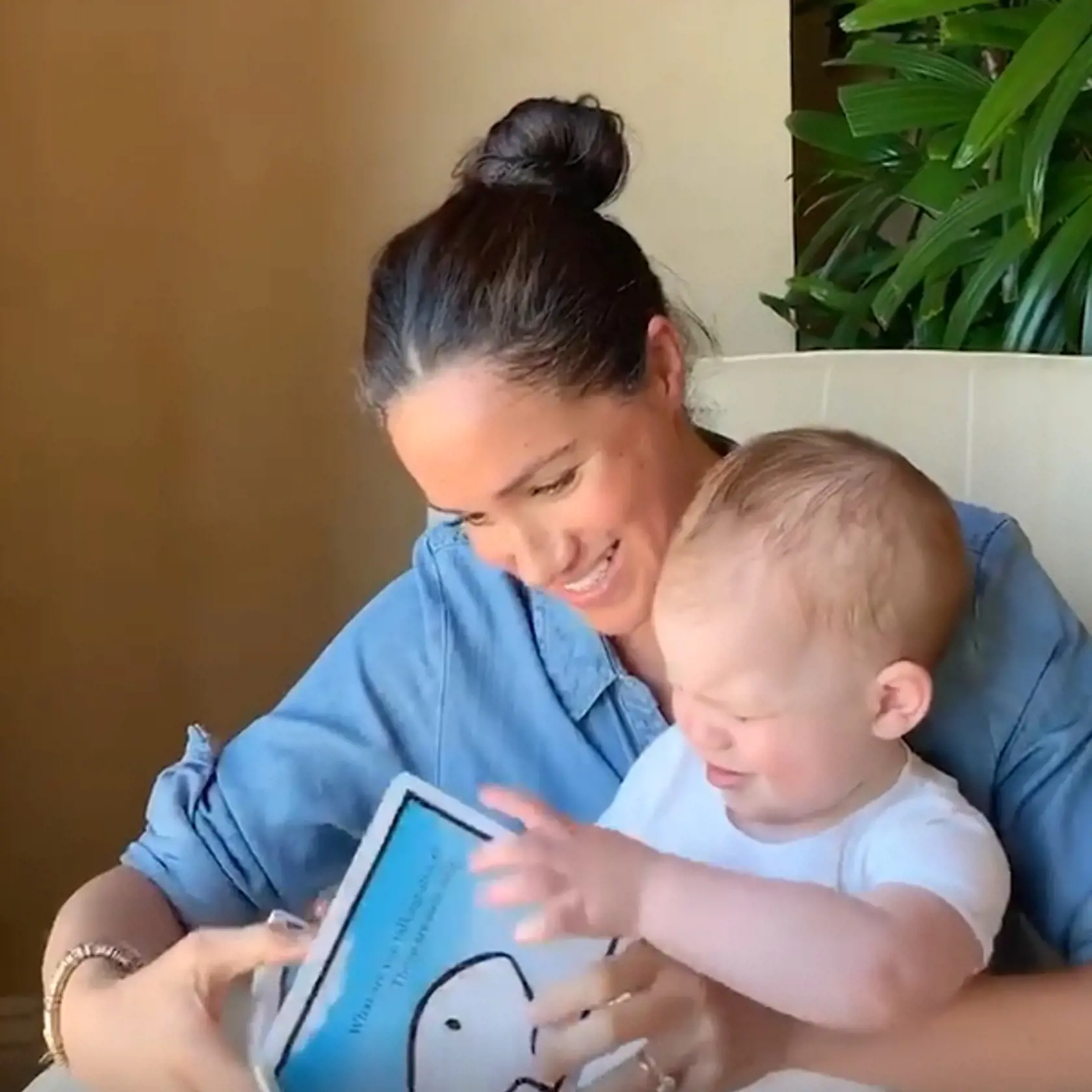 Vojvodkyňa Meghan čítala svojmu synovi Archiemu príbeh z detskej knihy. Video, ktoré zhotovil princ Harry, následne zverejnila britská charitatívna organizácia, ktorú chceli slávni manželia takýmto spôsobom podporiť.
