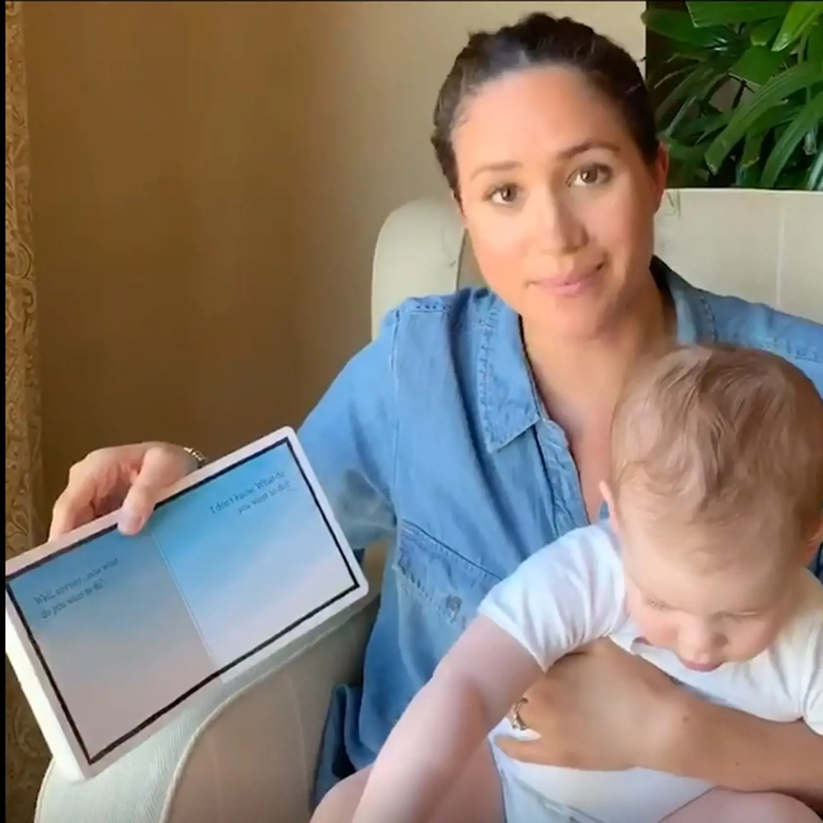 Vojvodkyňa Meghan čítala svojmu synovi Archiemu príbeh z detskej knihy. Video, ktoré zhotovil princ Harry, následne zverejnila britská charitatívna organizácia, ktorú chceli slávni manželia takýmto spôsobom podporiť.