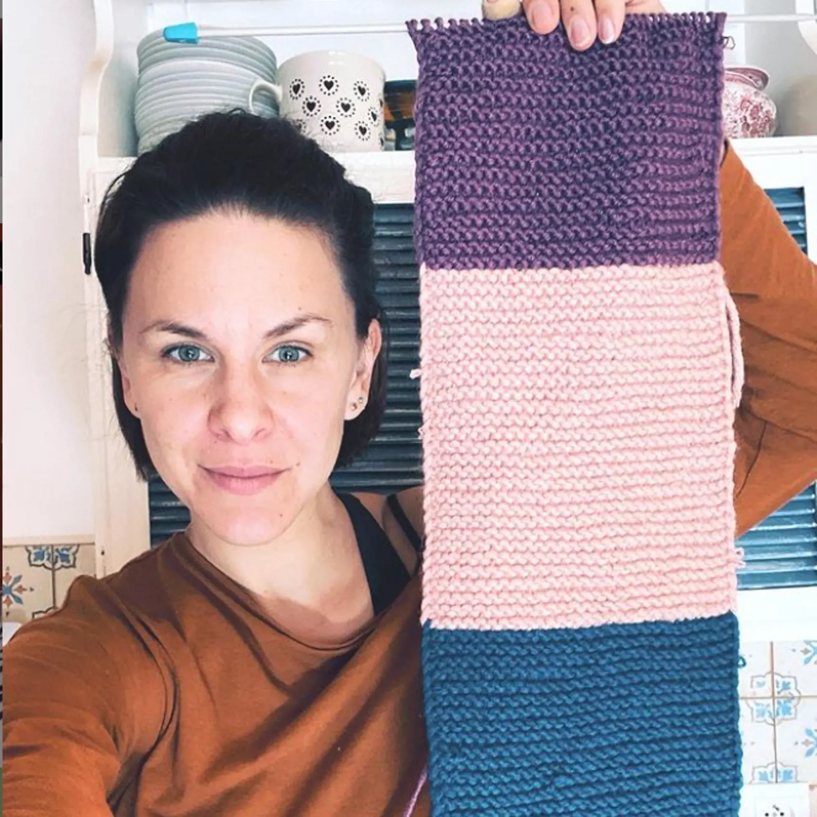Kristína pletie šál.