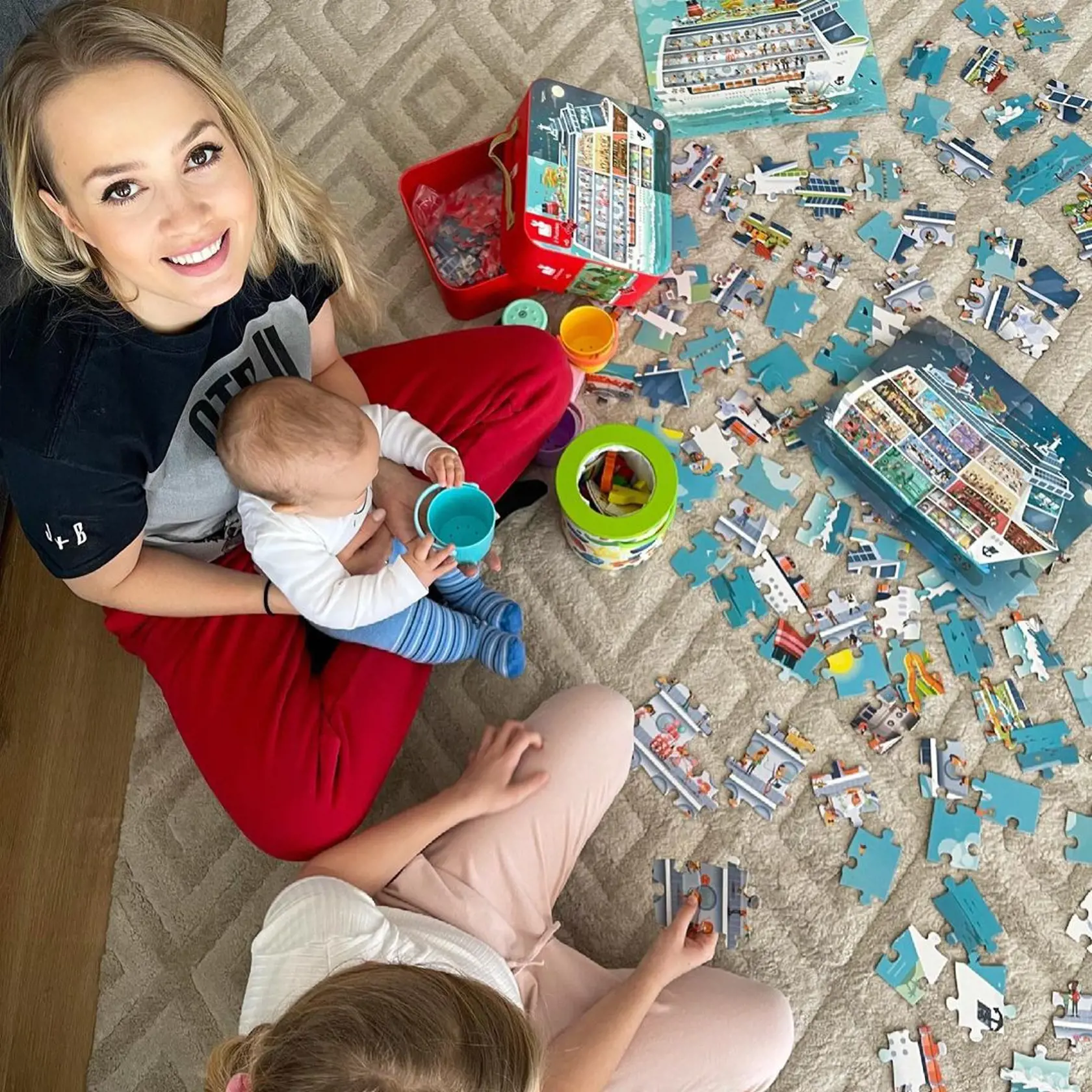 Barbora Krajčírová s dcérkou Amii hráva puzzle.