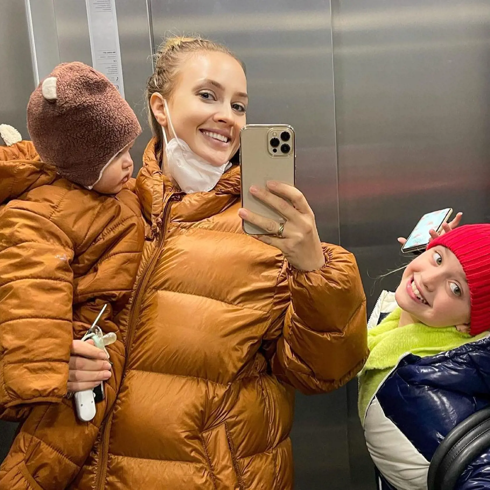 Zima im nebude! Barbora Krajčírová sa zladila so svojim synčekom do slušivej páperovej bundičky, kde jej macko v prípade núdza tiež nájde útočisko. A čo jej dcérka Amia, tá ako veľká baba si už ide svoje :)