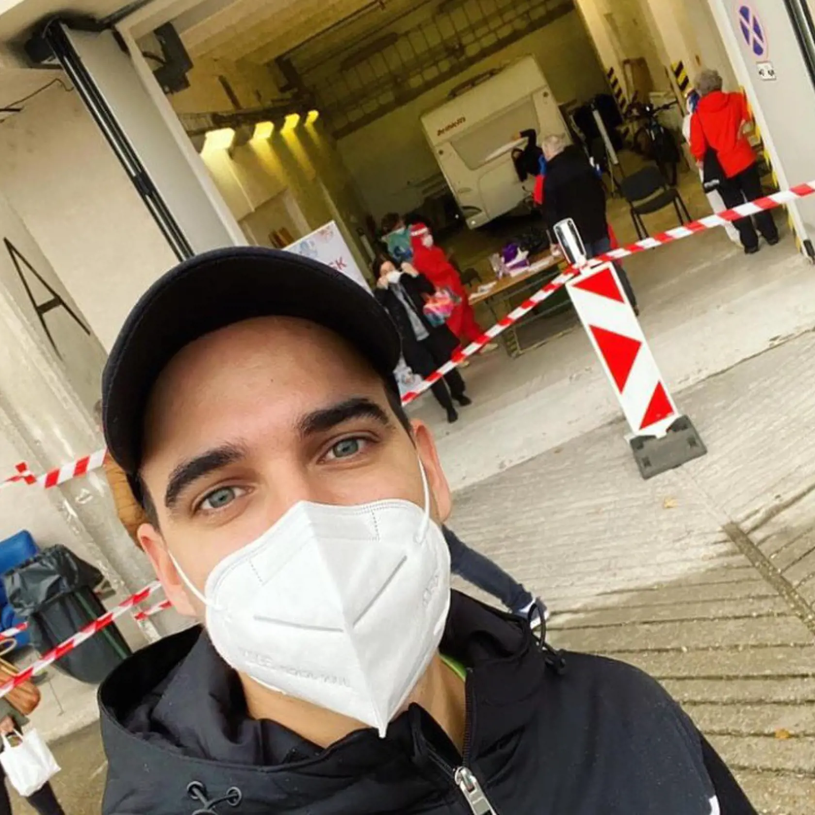 Spevák a hudobný dramaturg TV JOJ Jakub Petraník: "Možno to bude zbytočné.... Možno aj nie.... Je to jediná vec, ktorou môžeme momentálne prispieť k tomu, aby sme boli slobodnejší a nemali tu tvrdý LOCKDOWN."