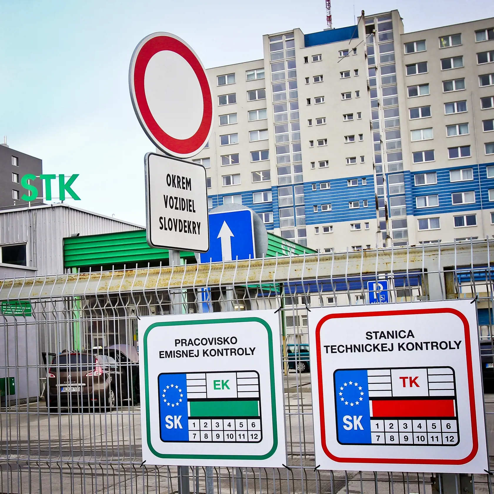Na snimke stanica technickej a emisnej kontroly motorovych vozidiel.