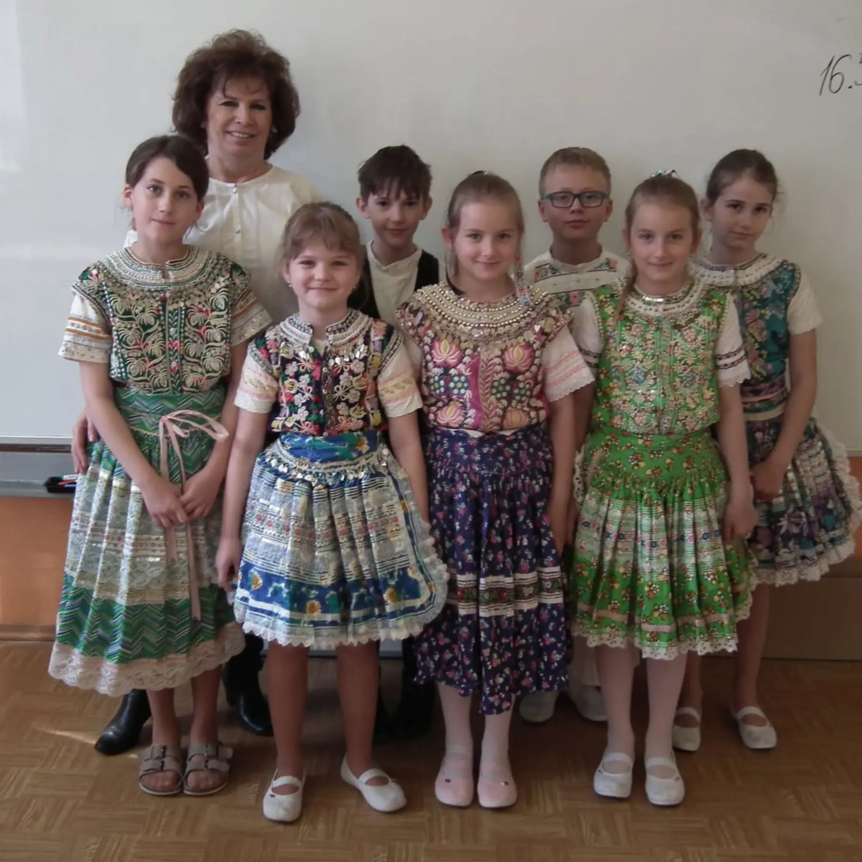 Tretiaci spolu so zástupkyňou riaditeľa Janou Čukovičovou predviedli krásu miestnych krojov.