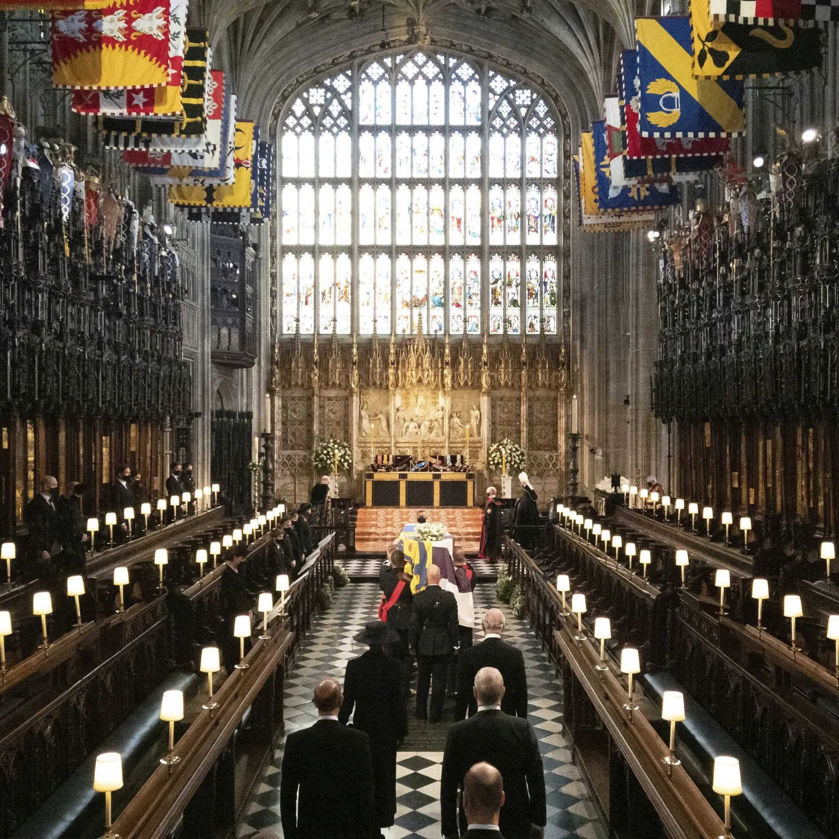 JB 87 Windsor - Členovia kráľovskej rodiny kráčajú za rakvou s telesnými pozostatkami britského princa Philipa v Kaplnke svätého Juraja počas pohrebu britského princa Philipa, manžela britskej kráľovnej Alžbety II., ktorý zomrel minulý piatok vo veku 99 rokov, v areáli Windsorského zámku vo Windsore 17. apríla 2021. Philipovo telo previezli zo súkromnej kaplnky pred vchod hradného areálu na špeciálne upravenom Land Roveri, ktorý pomohol navrhnúť sám princ. Odtiaľ sa začne čestný osemminútový spr