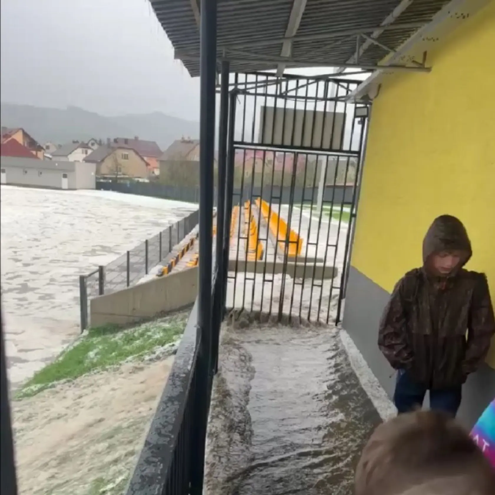 Futbalový štadíon v Námestove počas mohutnej búrky zaliala voda.
