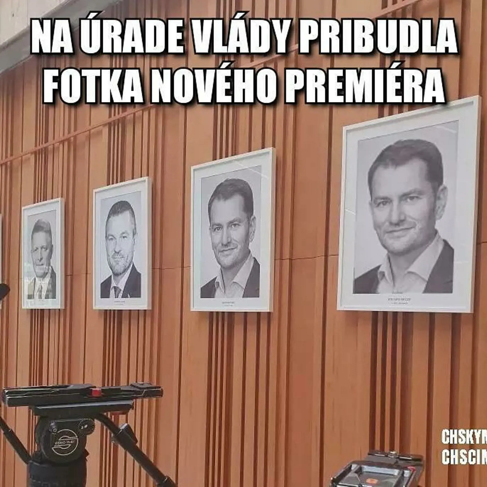 Čoraz viac sa ozývajú hlasy, že skutočným premiérom je aj naďalej Igor Matovič a krajinu riadi z postu ministra financií. Podľa humoristov preto na Úrade vlády visia hneď dve jeho fotografie.