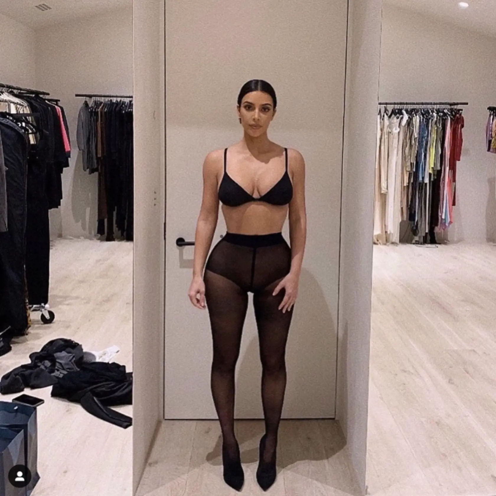 Kim Kardashian má priestranný šatník v minimalistickom štýle.