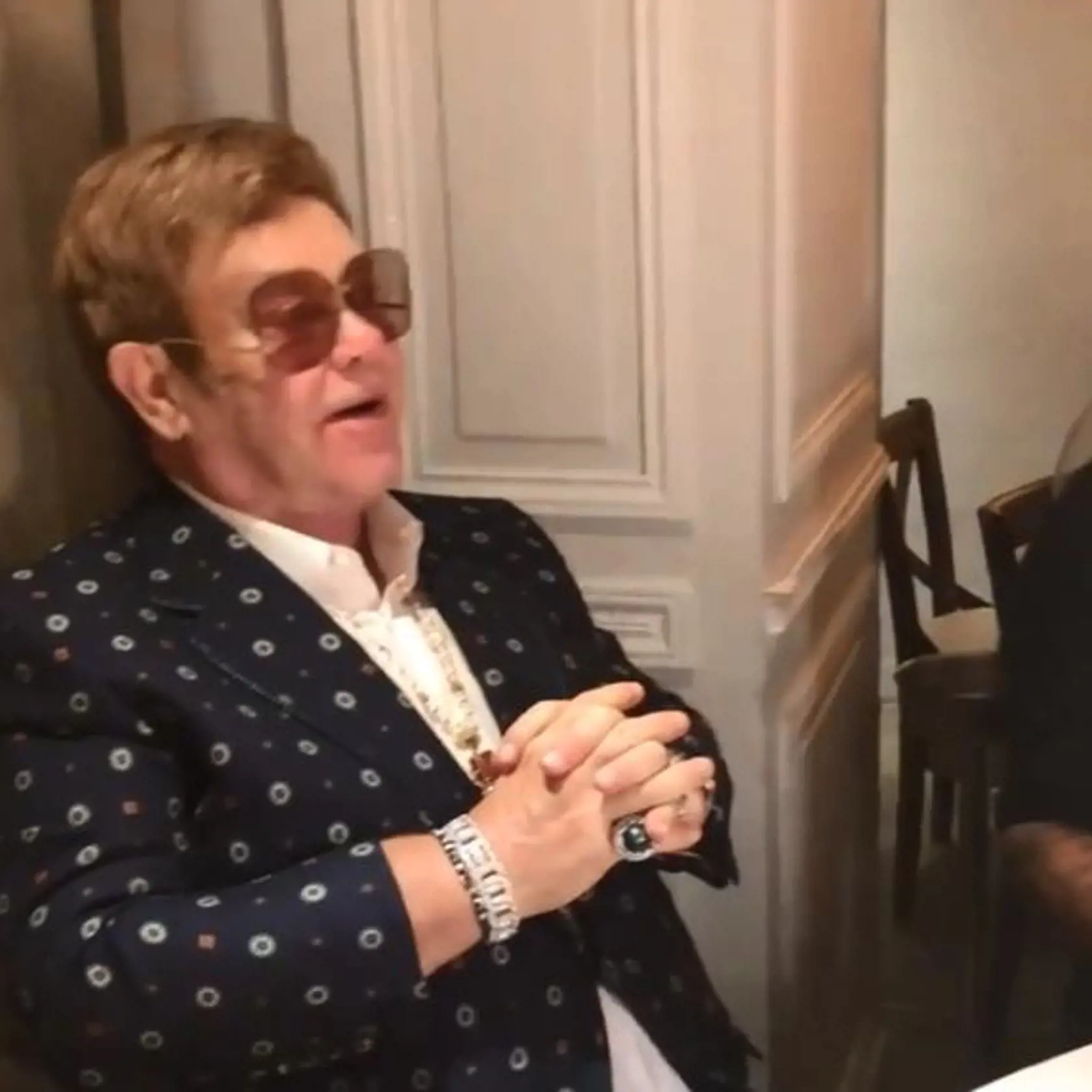 Elton John spolu s ostatnými zaspieval mladému oslávencovi pieseň Happy Birthday.       