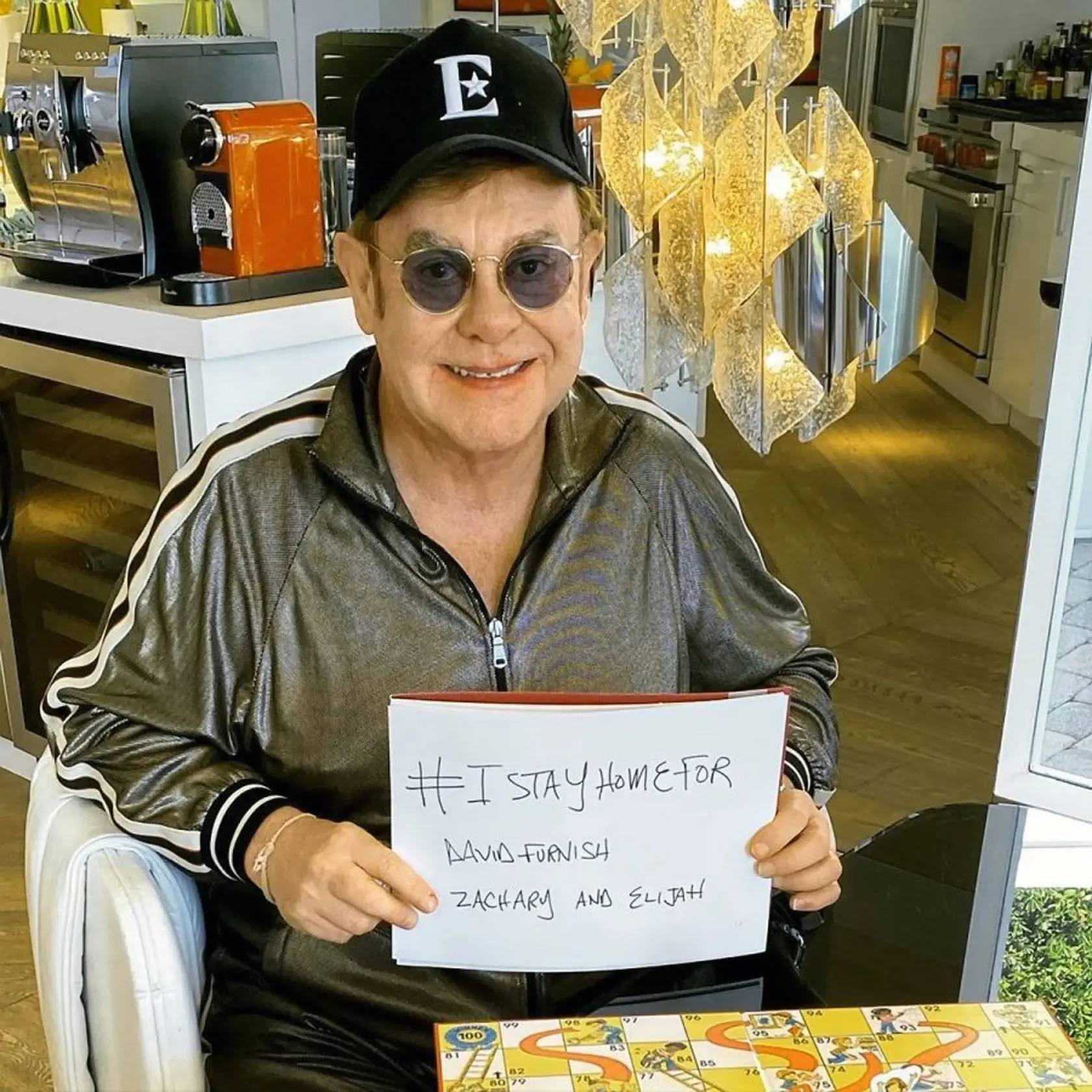 Elton John ostáva doma pre deti a manžela.