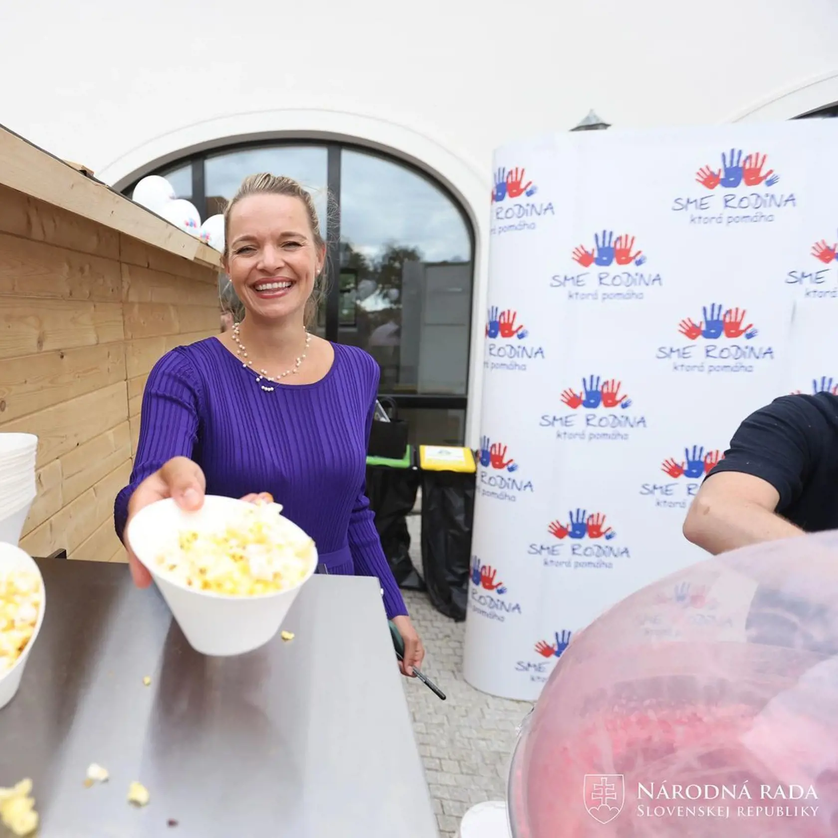 Poslankyňa Romana Tabák počas Dňa otvorených dverí pri stánku Sme rodiny. 
