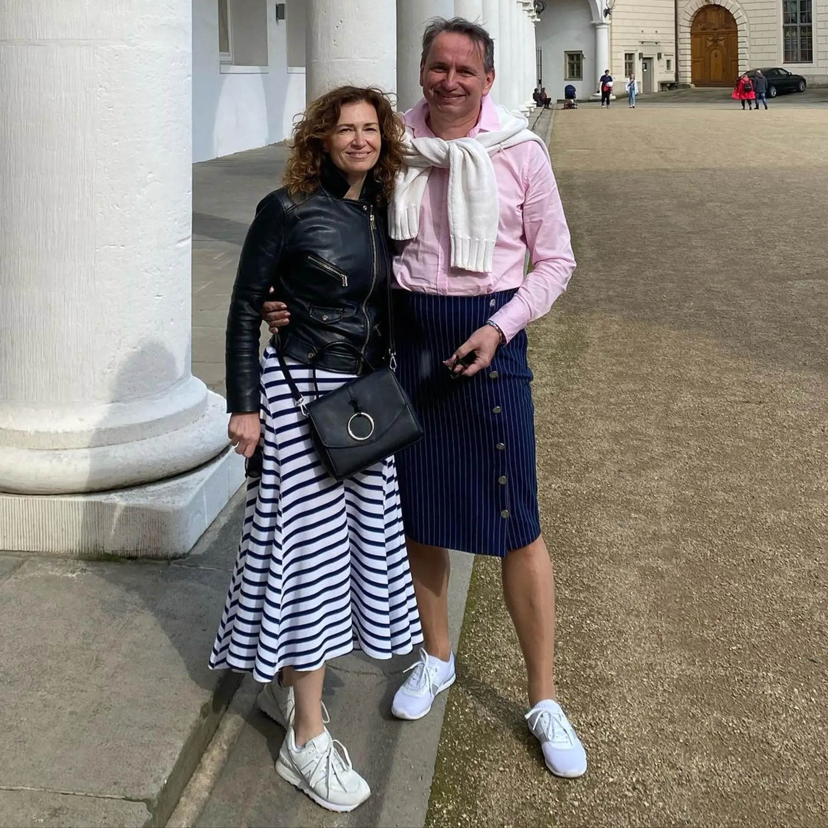Manželia Vlastimil (54) a Michaela (50) Černí sú pár, ktorí na ulici neprehliadnete. Vždy elegantný, v dokonale zladenom outfite. Pozornosť však na sebe strháva hlavne Vlastimil, ktorý bežne nosí šaty, sukne, podpätky i nalakované nechty. Je totiž mužom, ktorý miluje ženské oblečenie.