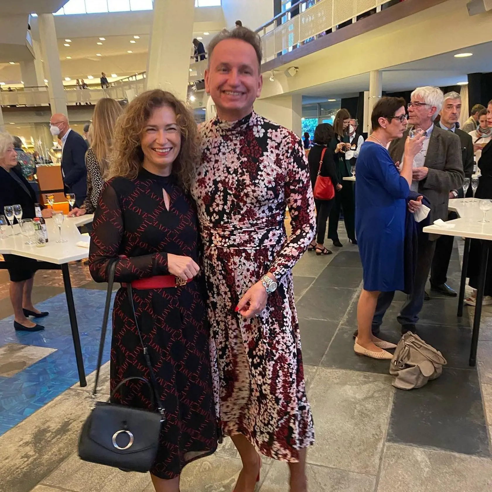 Manželia Vlastimil (54) a Michaela (50) Černí sú pár, ktorí na ulici neprehliadnete. Vždy elegantný, v dokonale zladenom outfite. Pozornosť však na sebe strháva hlavne Vlastimil, ktorý bežne nosí šaty, sukne, podpätky i nalakované nechty. Je totiž mužom, ktorý miluje ženské oblečenie.