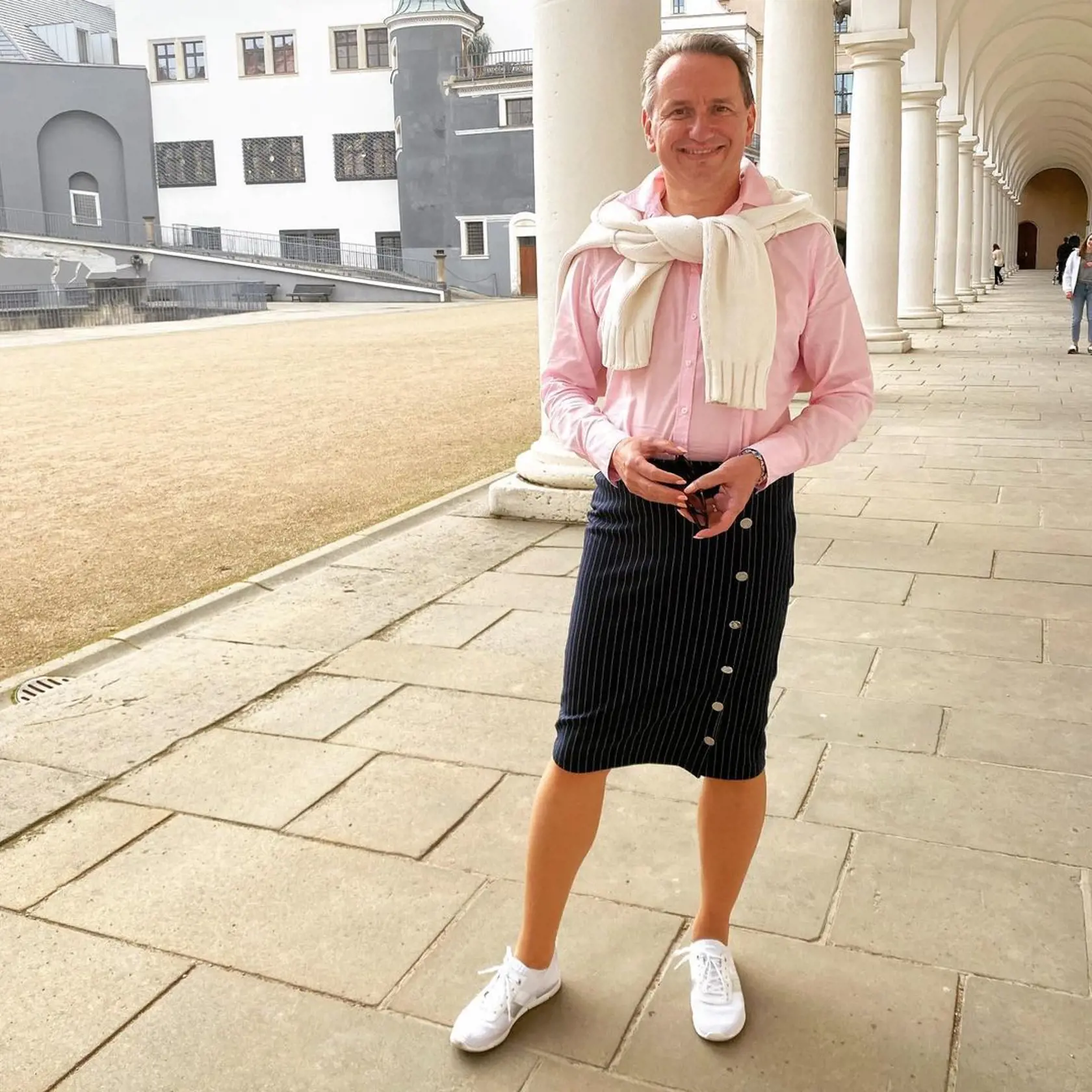 Počas svojho vystupovania ako muž v ženských šatách sa stretol aj s negatívnymi narážkami. Nie každému totiž ulahodil fakt vidieť muža dokonale oblečeného v ženských šatách