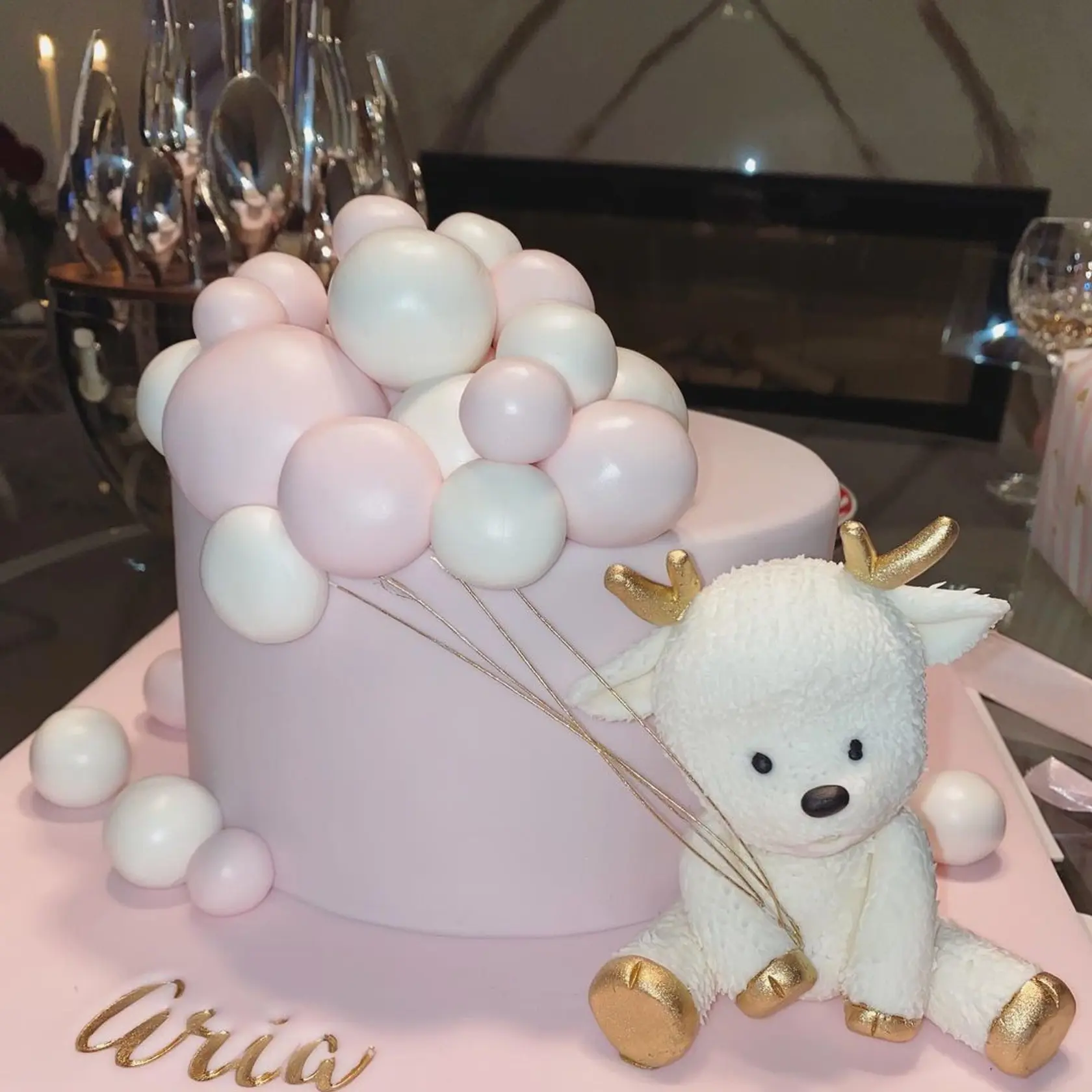 Luxusná detská torta so zlatými detailmi. A to ešte Aria nemala ani rok… Vraj to mala byť len jej čajová párty.