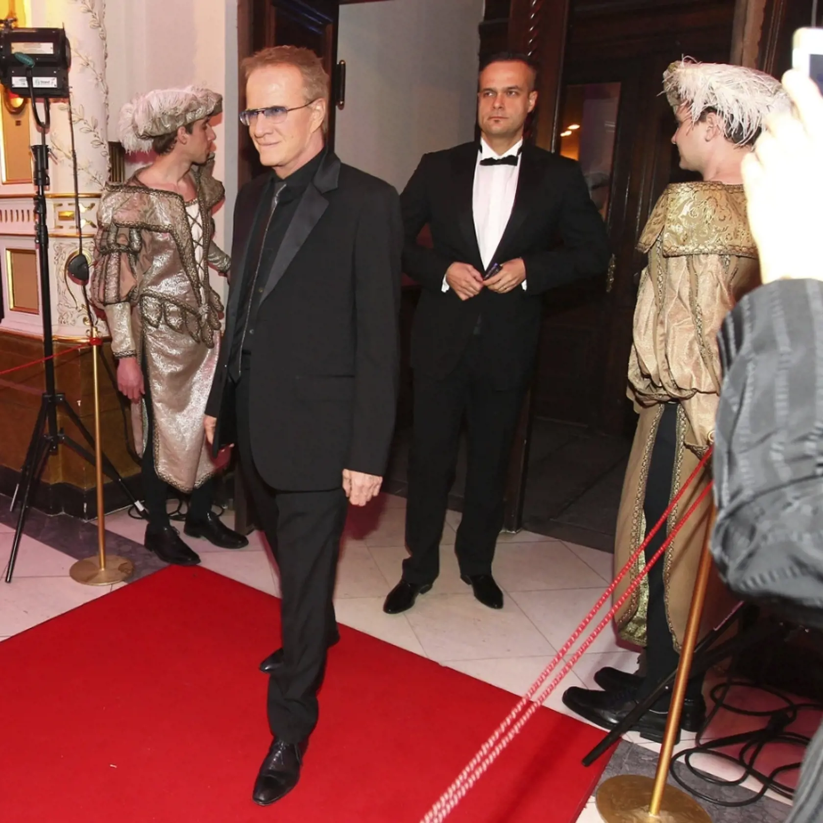 Hviezda brnianskeho Plesu v opere Christopher Lambert. Za ním v tesnom závese prichádza Jaro Slávik. 