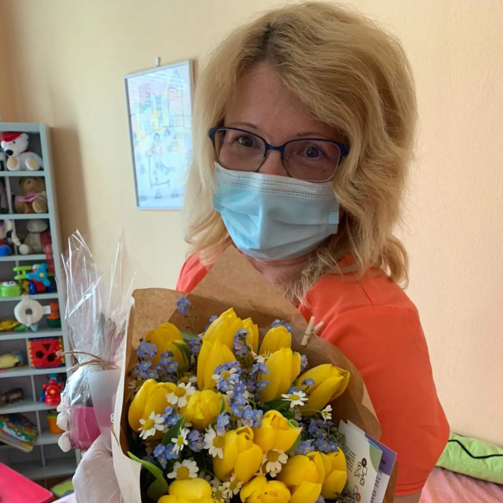 Skúsená pediatrička MUDr. Katarína Vrbová:  ak máte pocit , že už doma výučbu nezvládate , nemáte možnosť pripojenia online ( čo sa týka výučby ) , alebo Vás donúti situácia ( zamestnávateľ ) , že sa inak nedá , tak pošlite do kolektívu iba dieťa úplne zdravé.