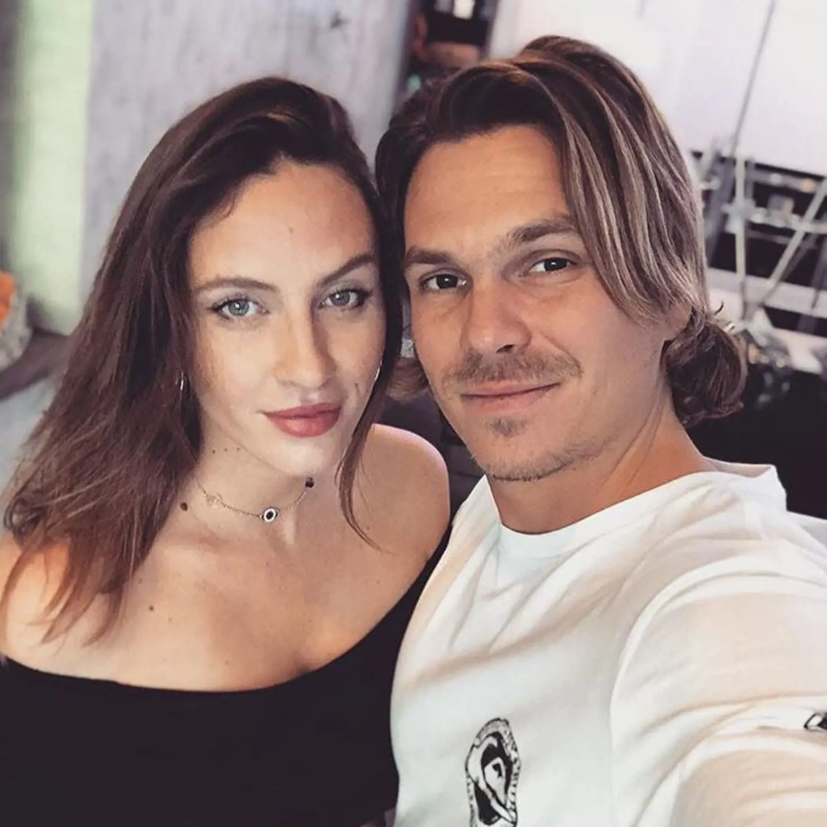 Monika Sakmanová so snúbencom Rakbym.