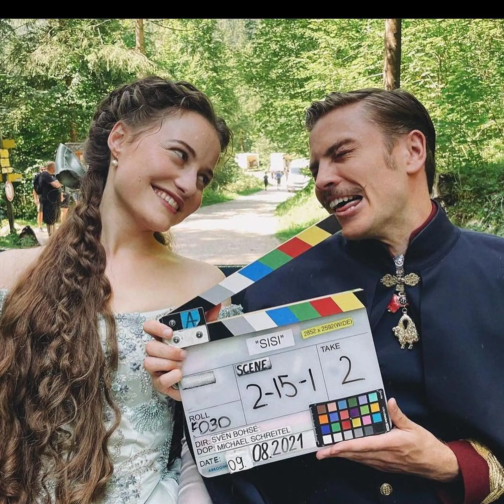 Kultové filmy o rakúskej cisárovnej Sissi, ktorú v nich stvárnila nezabudnuteľná herečka Romy Schneider († 43), sa dočkali nového spracovania v podobe seriálu nemeckej stanice RTL. Romantický príbeh o krehkej cisárovnej však poňali omnoho odvážnejšie, a tak sa diváci môžu tešiť na nálož erotiky, masturbácie, nahoty aj prostitútky.