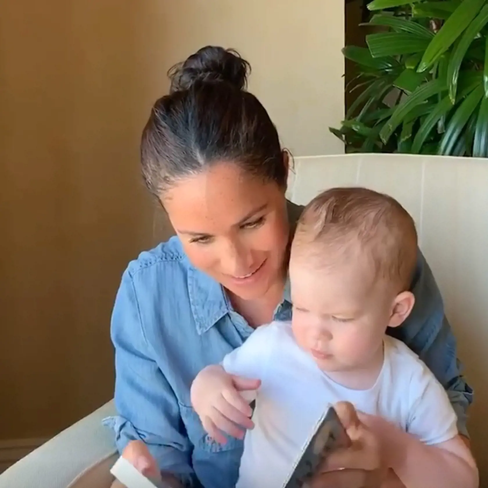 Vojvodkyňa Meghan čítala svojmu synovi Archiemu príbeh z detskej knihy. Video, ktoré zhotovil princ Harry, následne zverejnila britská charitatívna organizácia, ktorú chceli slávni manželia takýmto spôsobom podporiť.