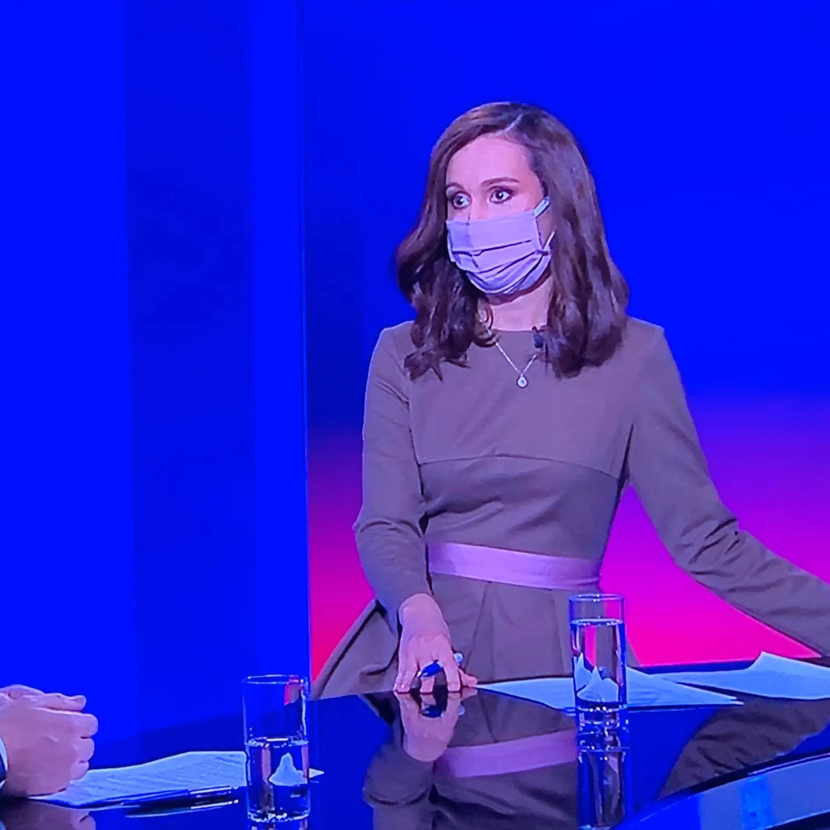 NOVÝ STYLING: Gabriela Kajtárová v štýlových šatách a módnom ružovom opasku.