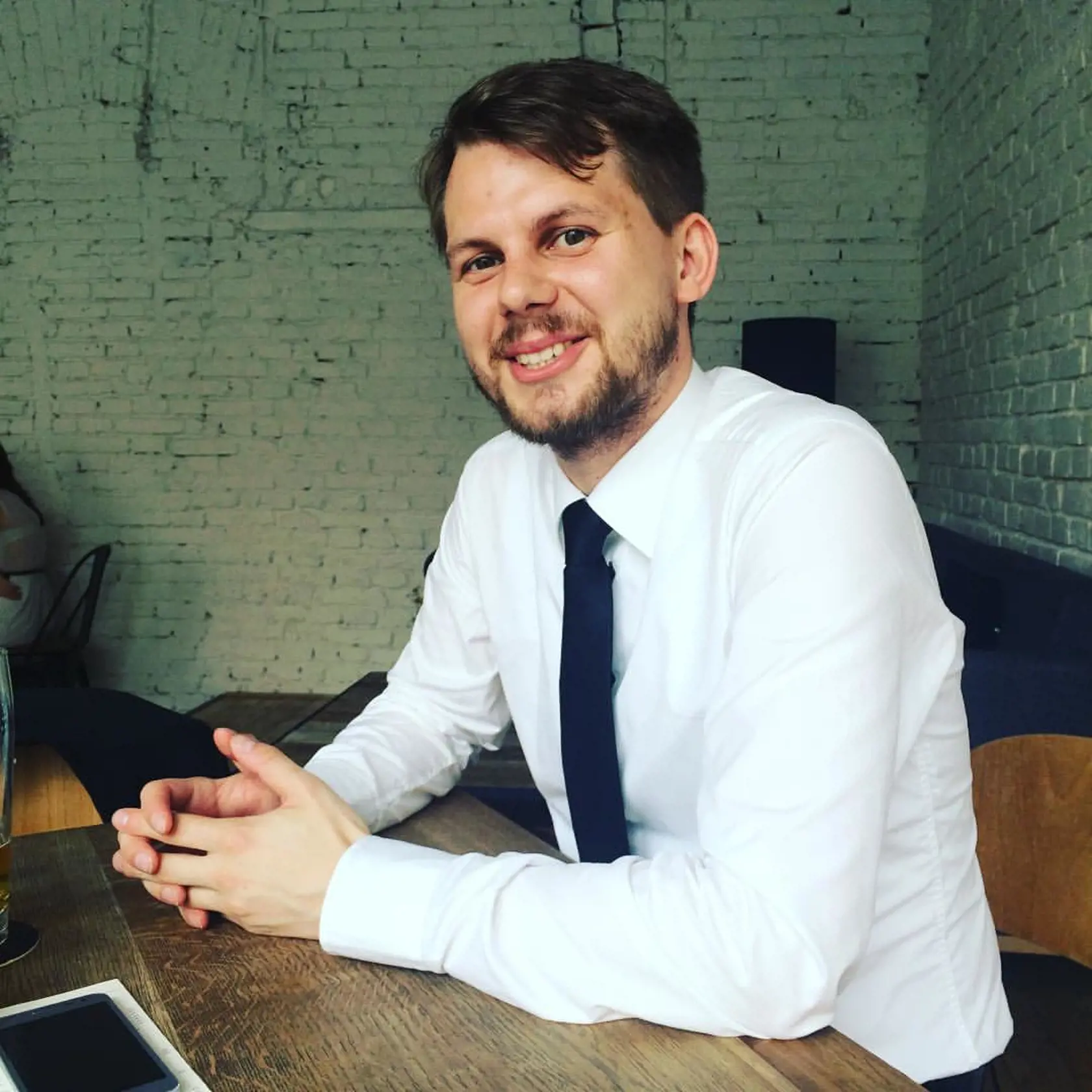 Informácie o kolízii medzi cyklokuriérom a lídrom skupiny Elán zverejnil na sociálnej sieti bývalý asistent poslankyne NR SR Vladimíry Marcinkovej Jakub Tomiš.