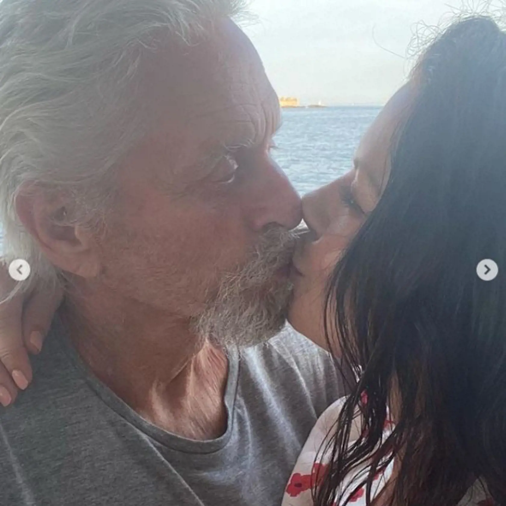 Catherine Zeta-Jones a Michael Douglas ako čerství zaľúbenci.