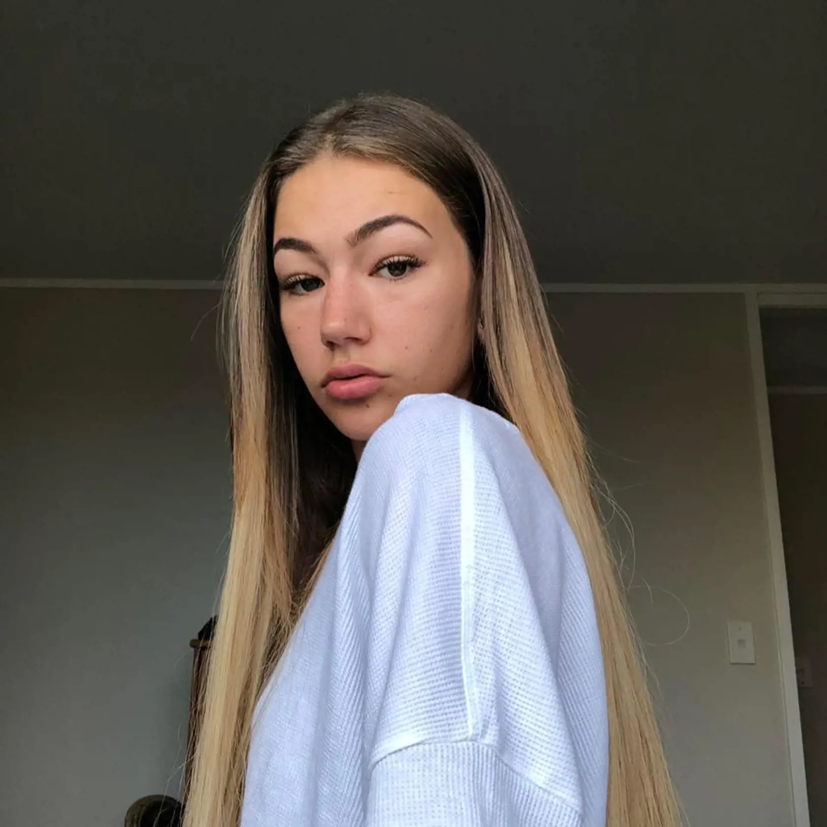 Amber-Lee Friis patrila v roku 2018 medzi najžiarivejšie finalistky súťaže krásy Miss Universe a svojou krásou a charizmou si zabezpečila postup až do svetového finále v roku 2019.